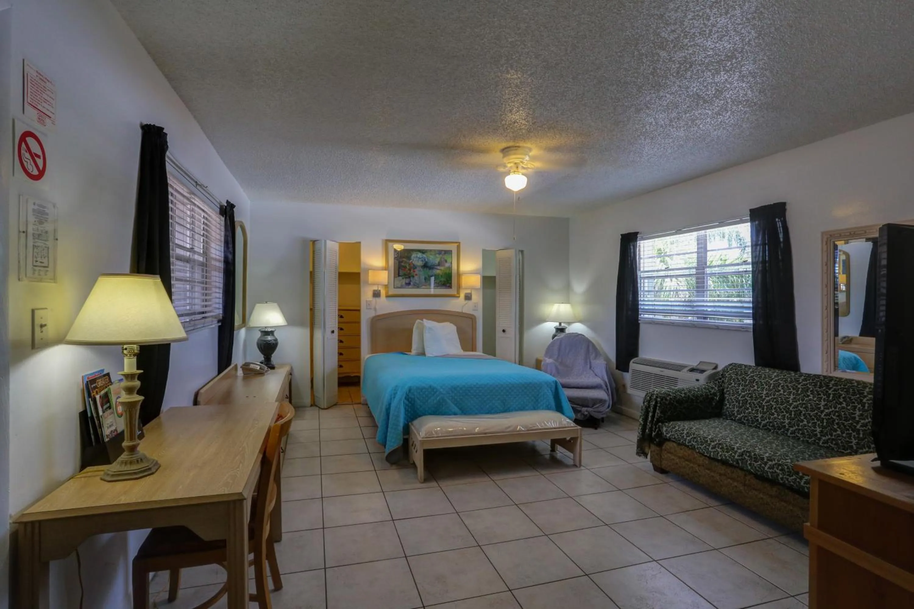 Photo of the whole room, Bed in Richard's Motel Studios