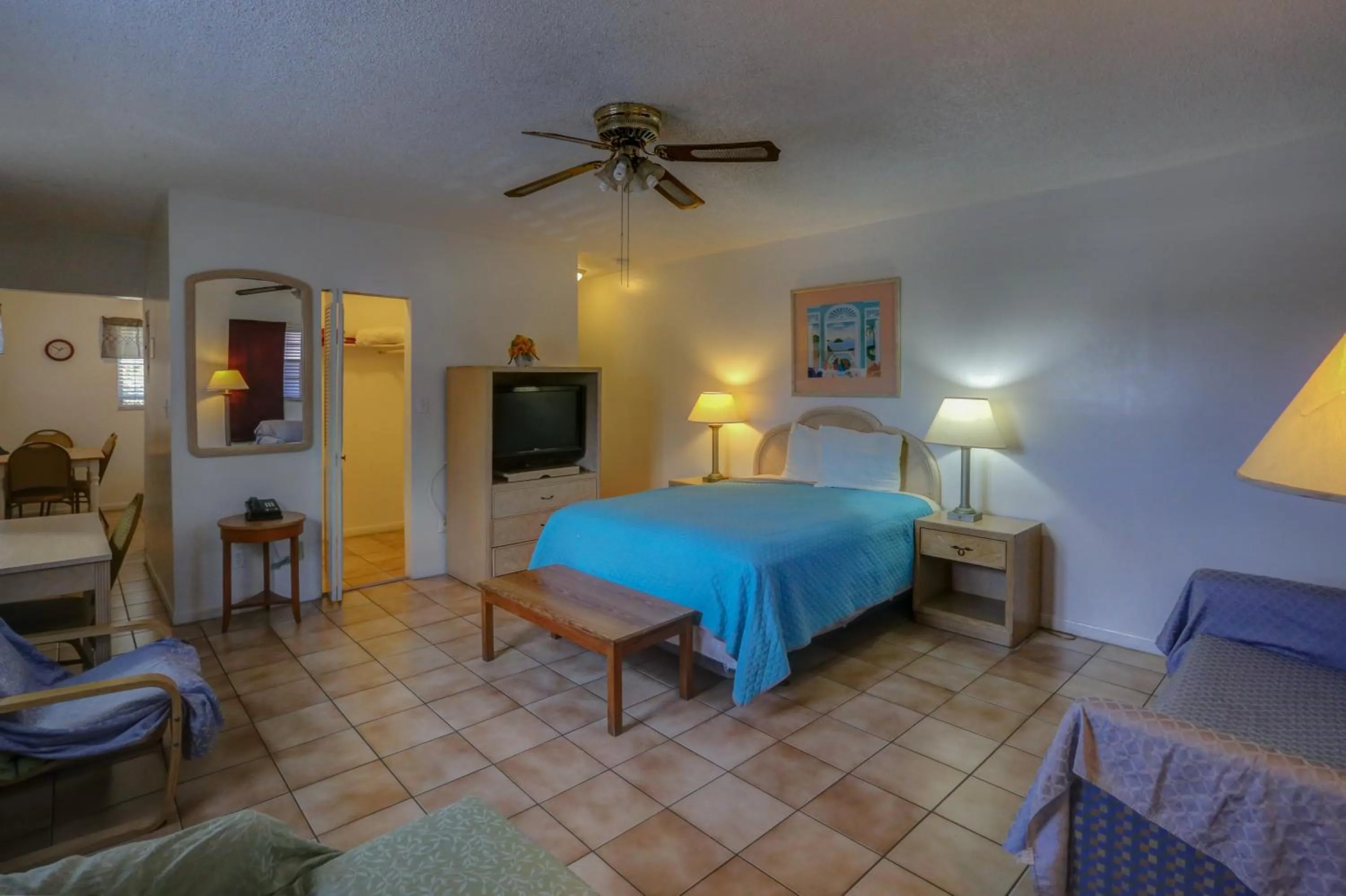 Bed in Richard's Motel Studios