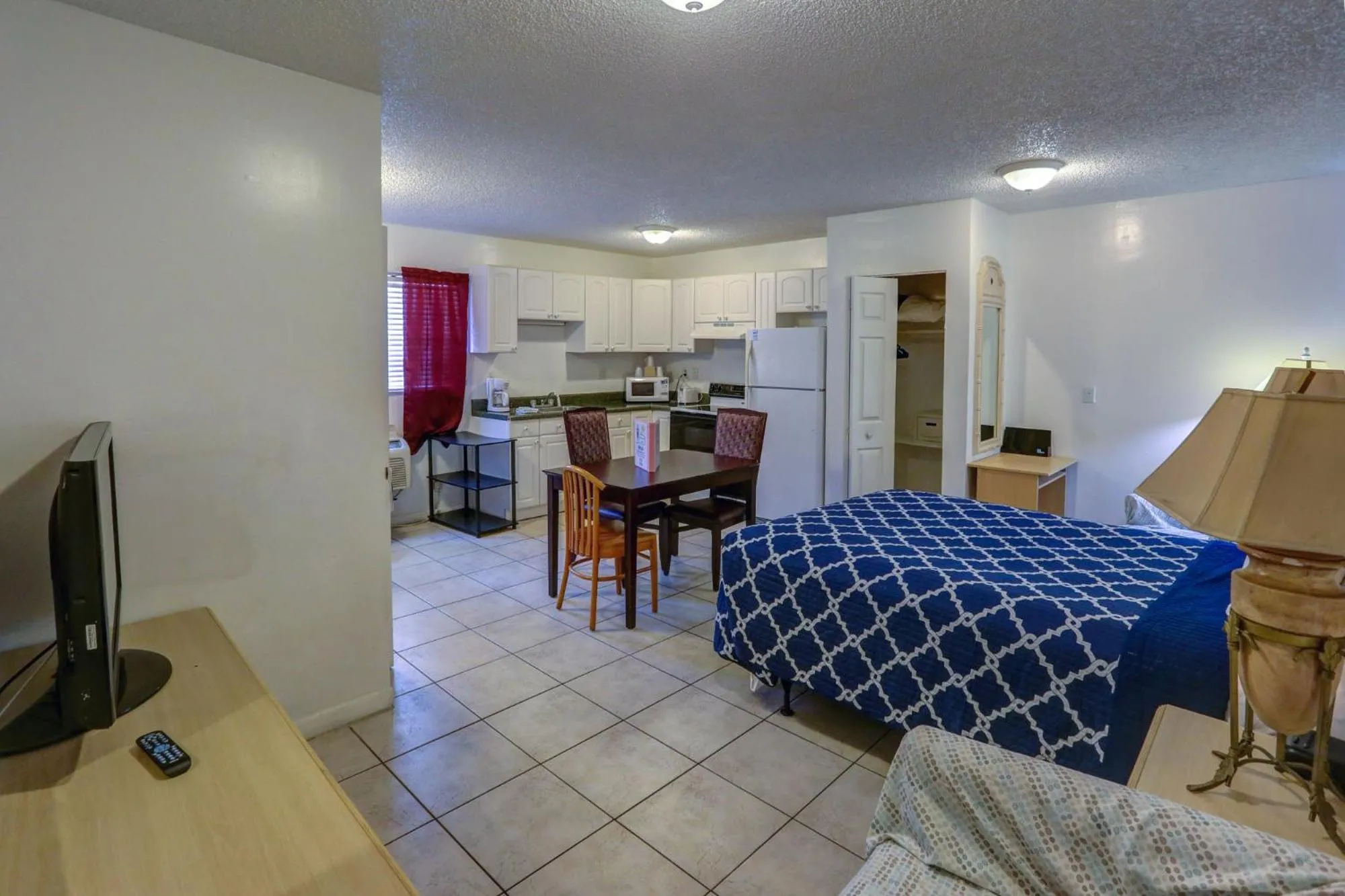 Bed in Richard's Motel Studios