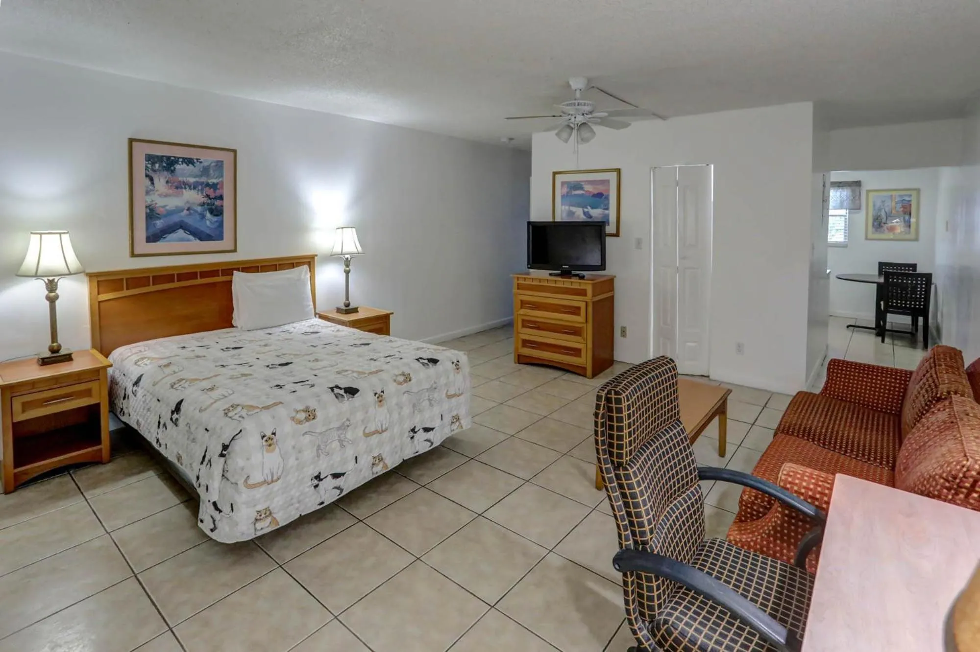 Bed in Richard's Motel Studios