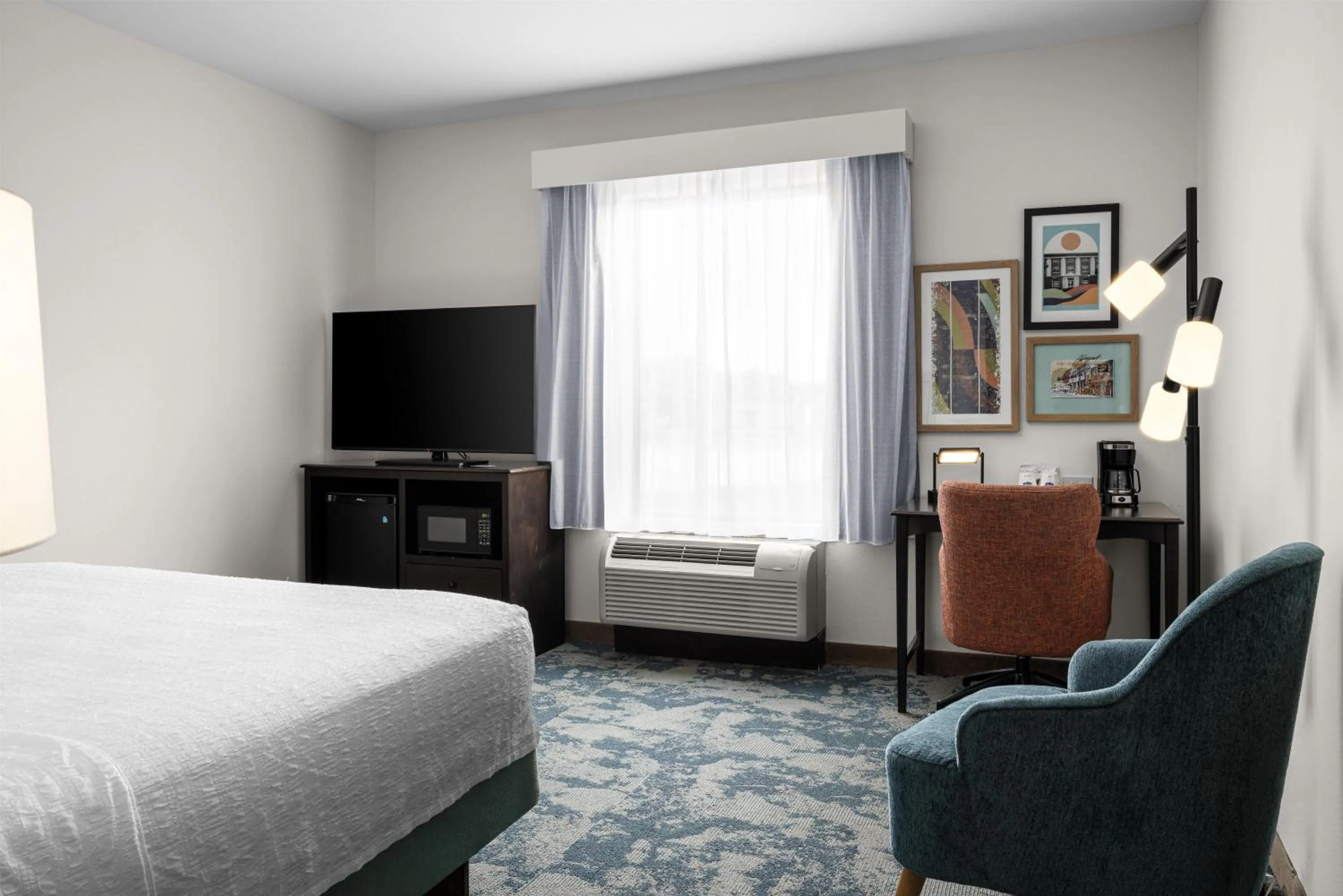 Bedroom, Bed in Hampton Inn and Suites Hope