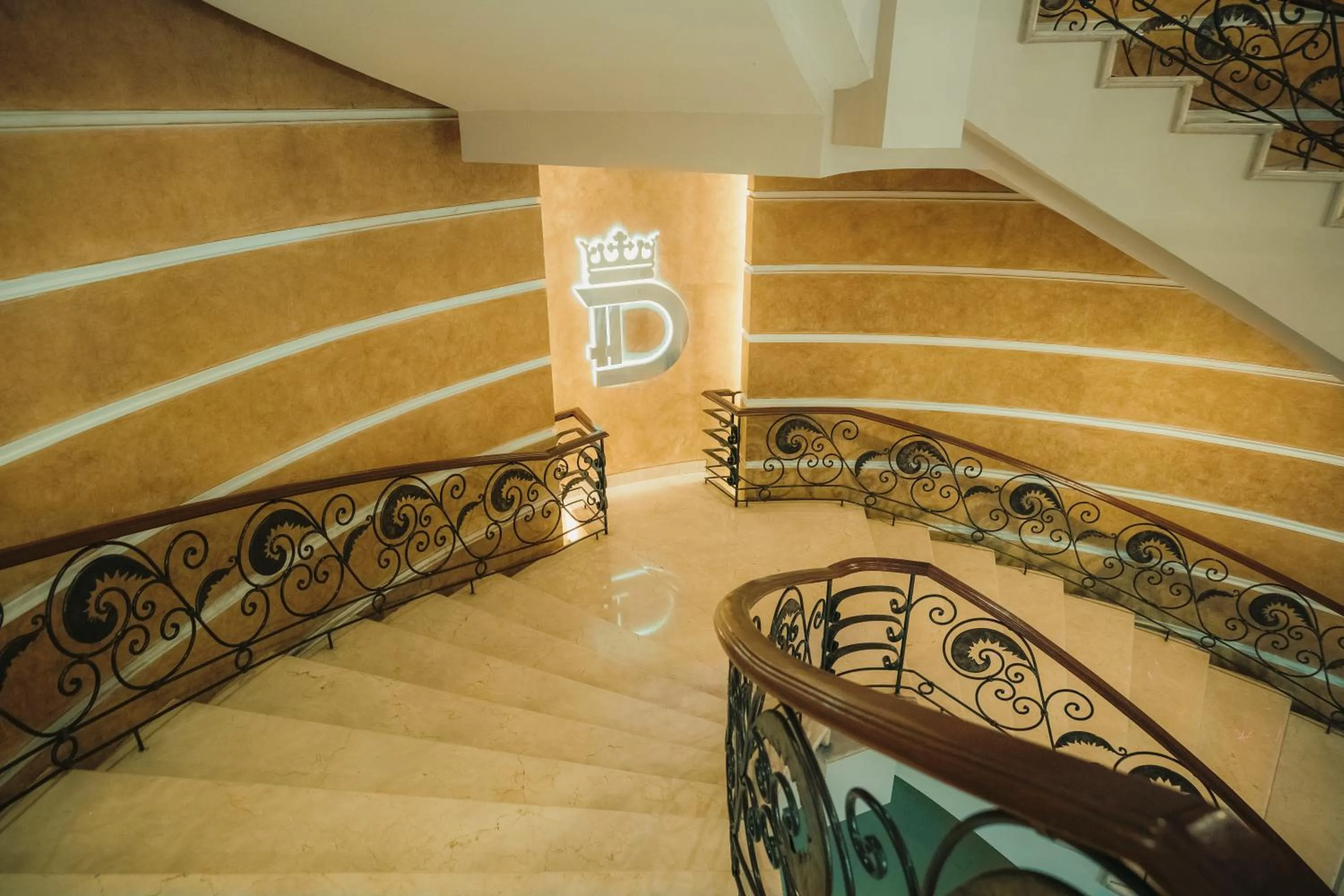 Property logo or sign in Hotel Dann Carlton Cali