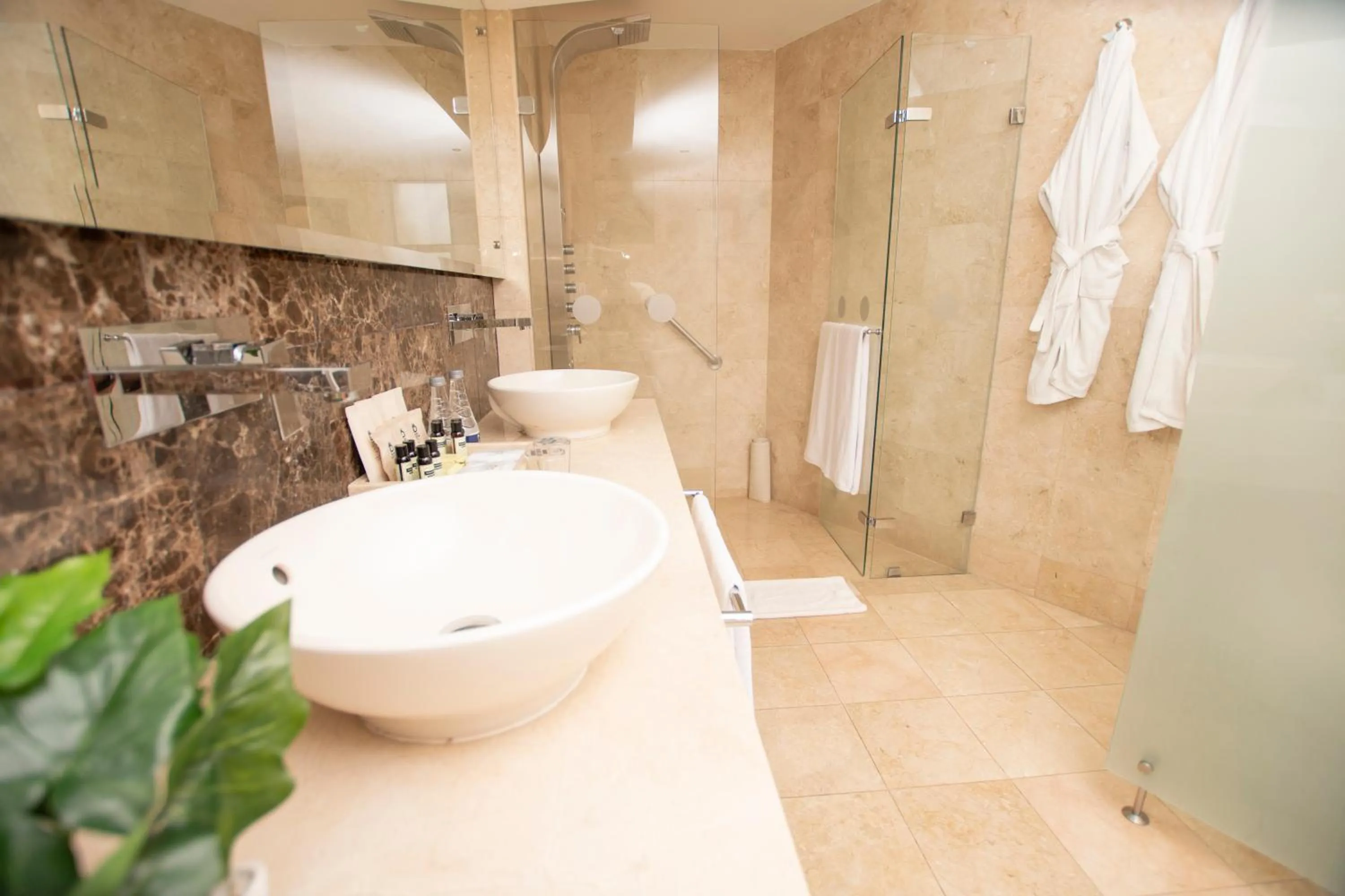 Bathroom in Hotel Dann Carlton Cali