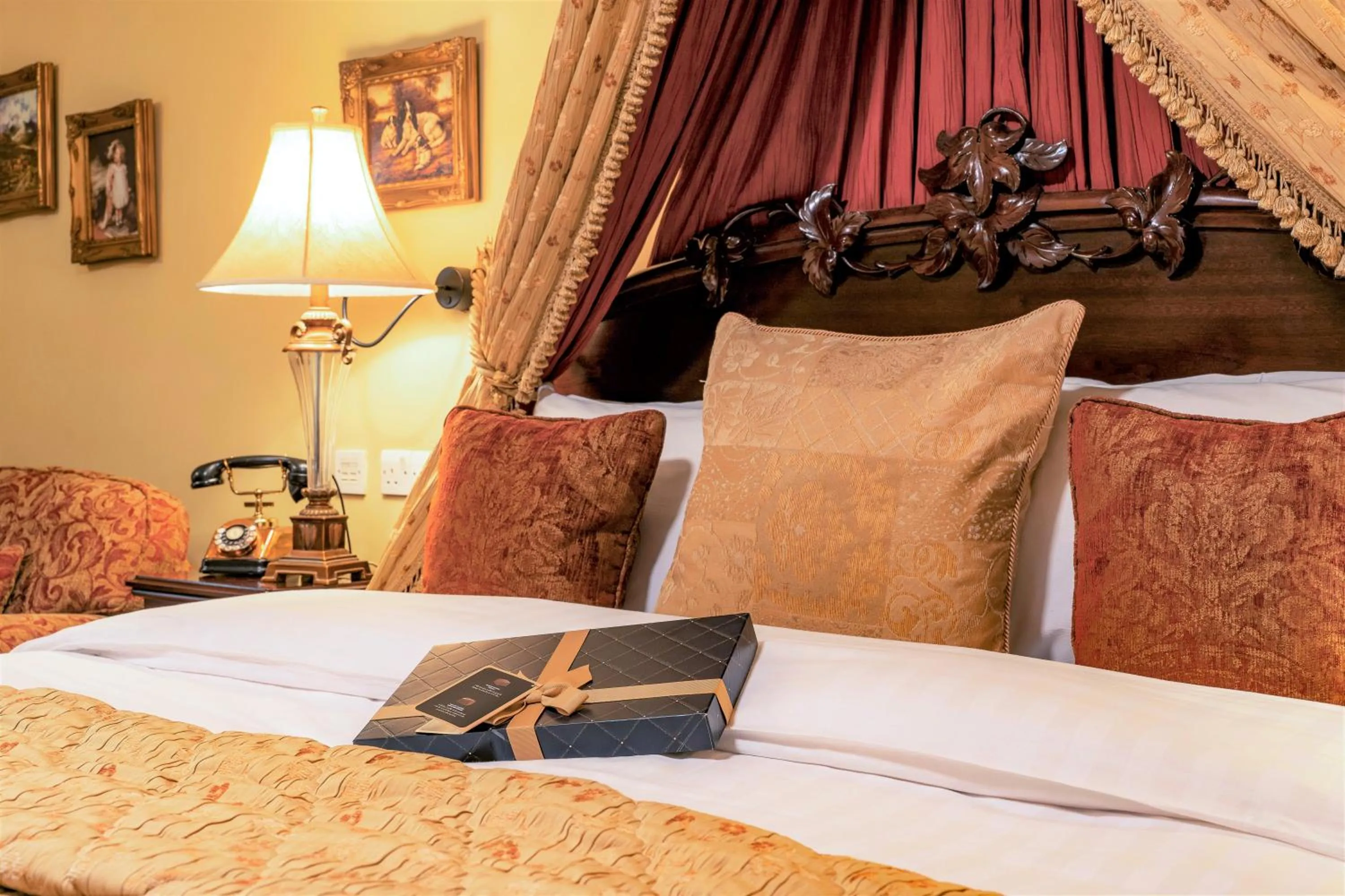 Photo of the whole room, Bed in Earls Court House