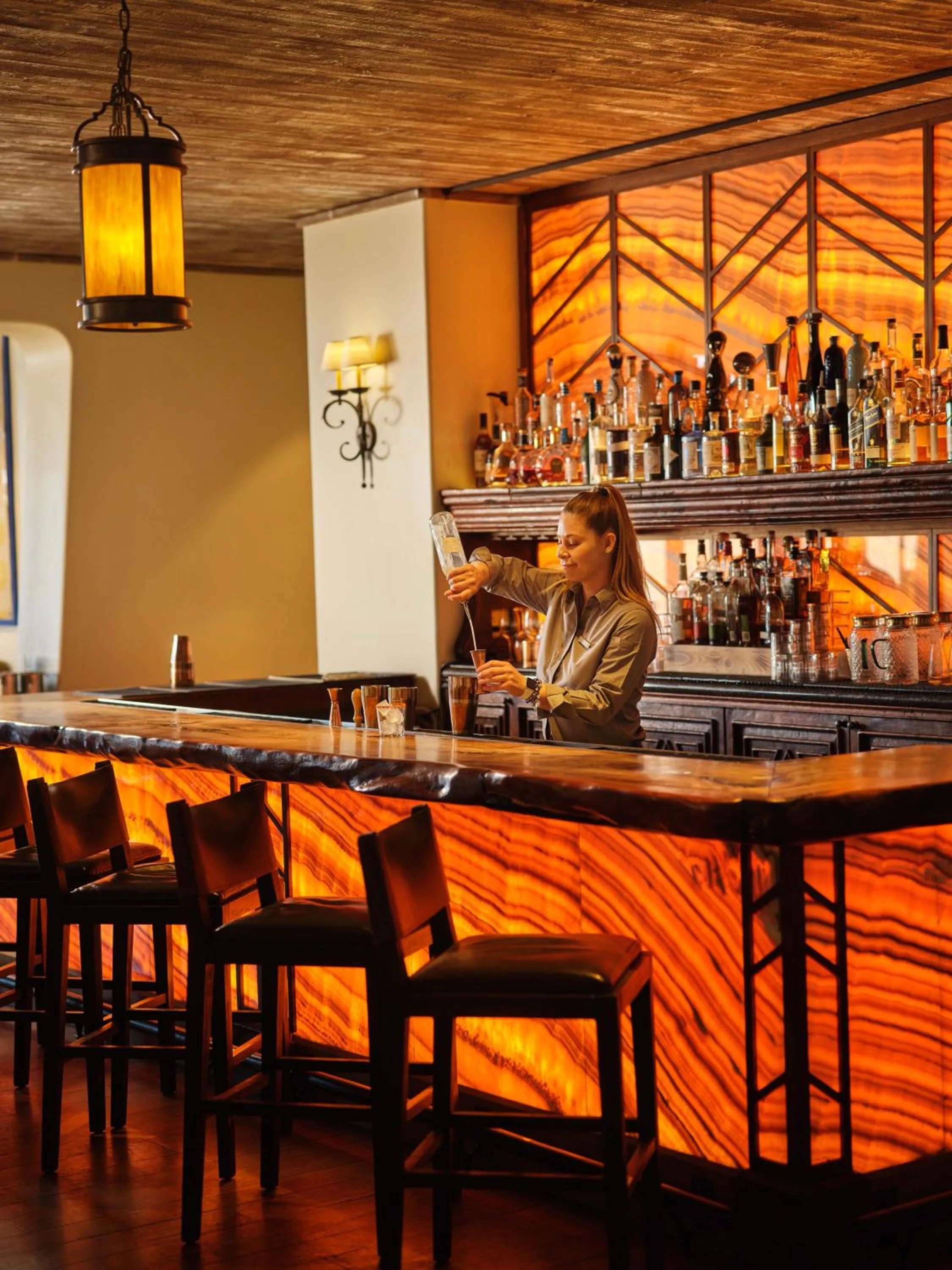 Lounge or bar in Four Seasons Resort Scottsdale at Troon North