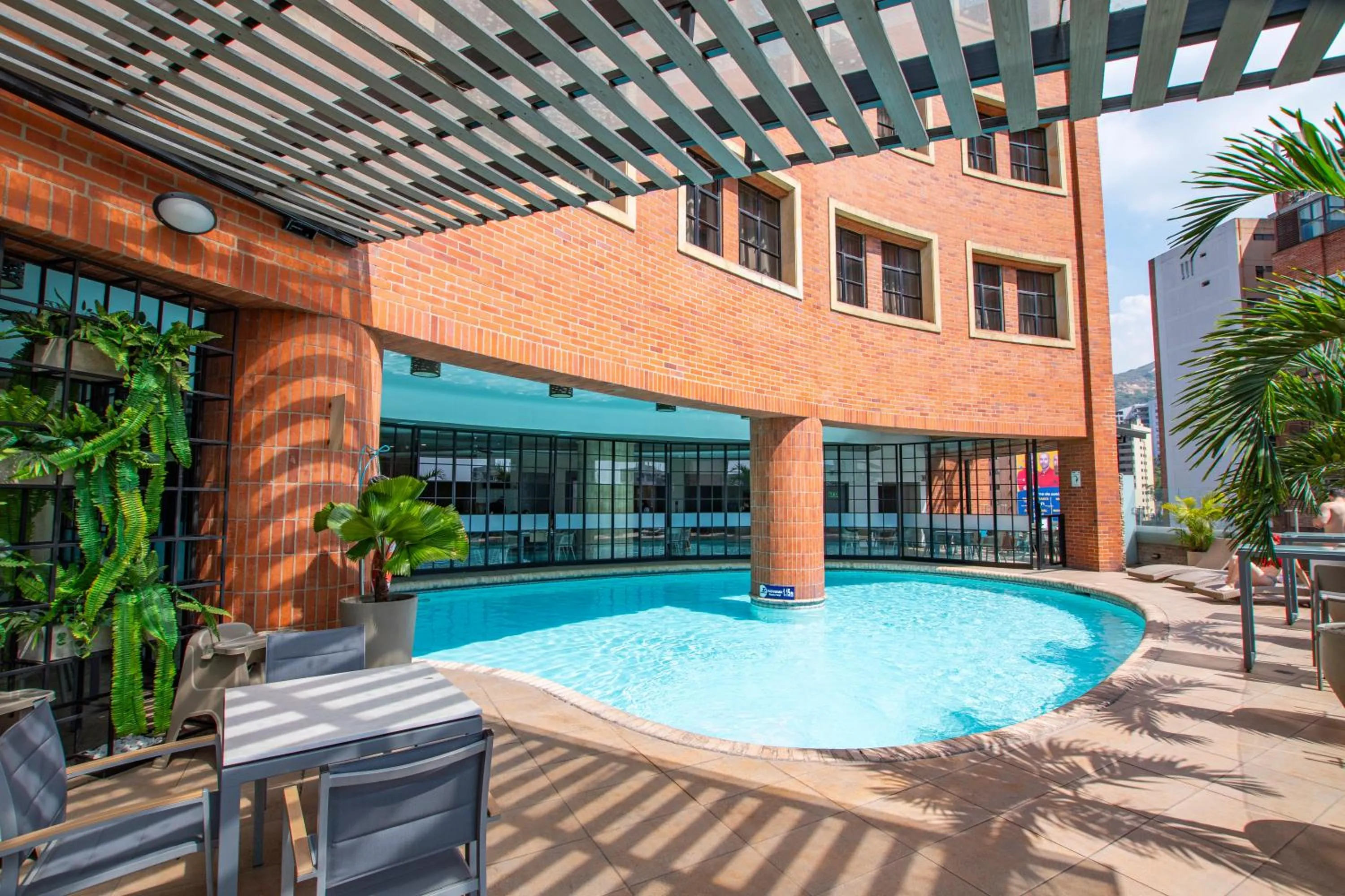 Swimming pool in Hotel Dann Cali