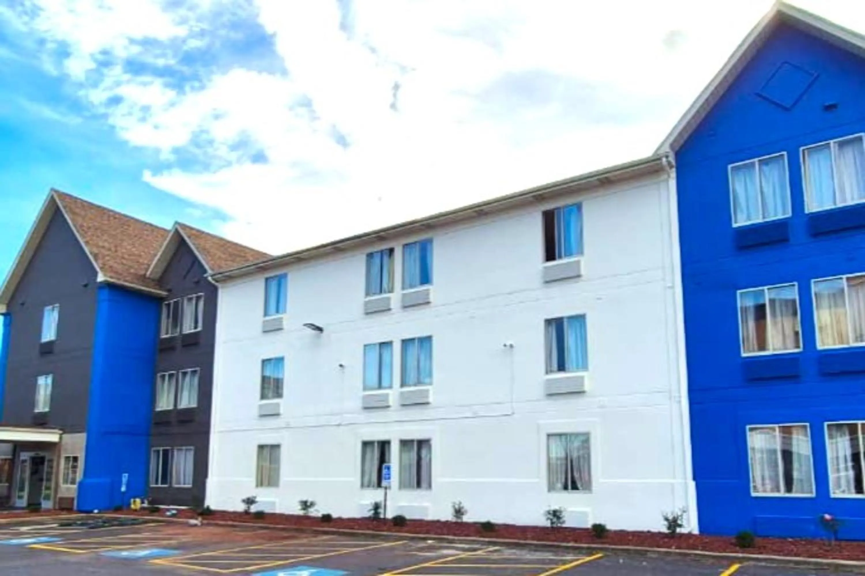 Facade/entrance in Kings Inn By OYO Calumet Park I-57