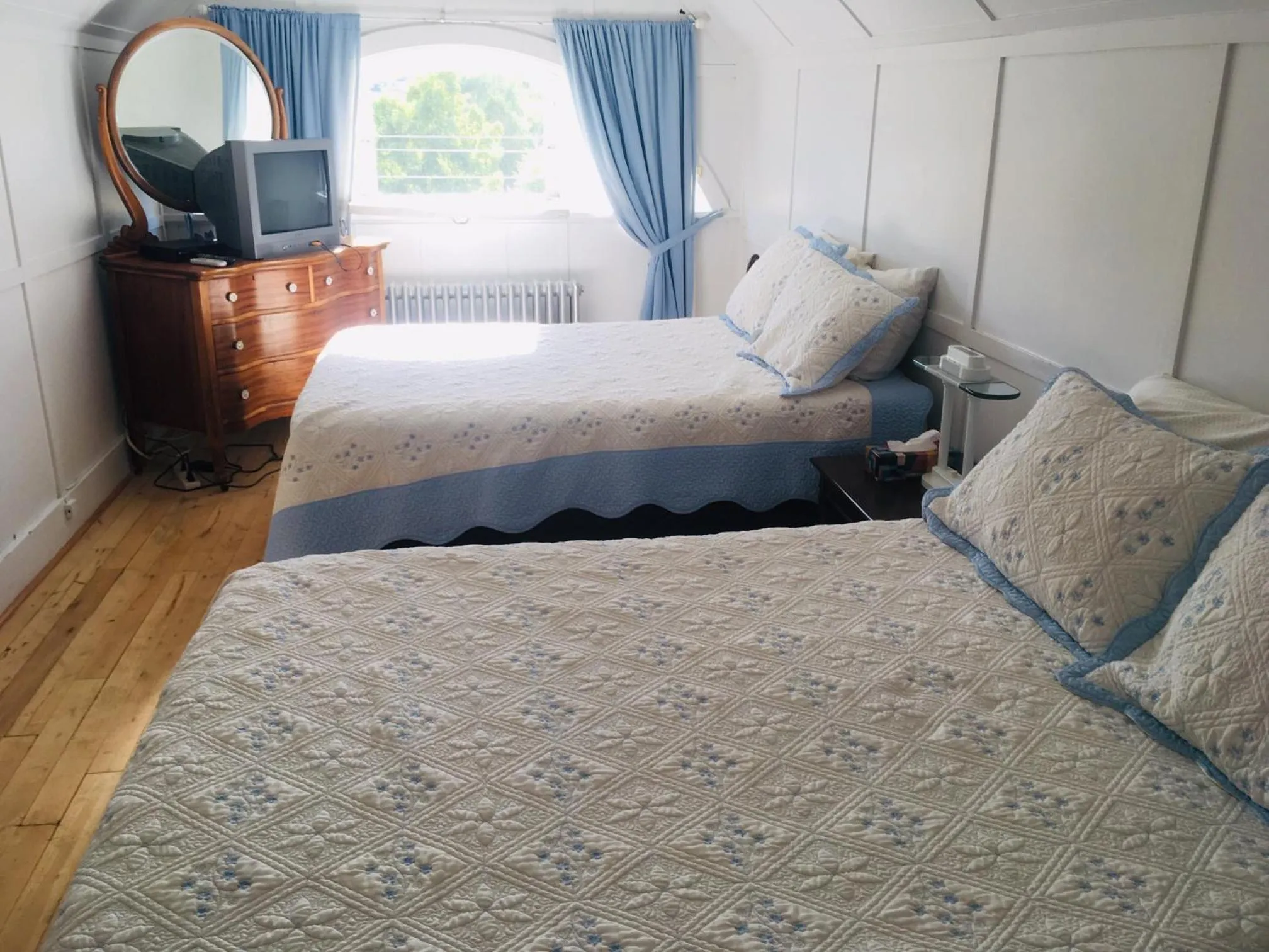 Bed in Le Petit Château Montebello B&B