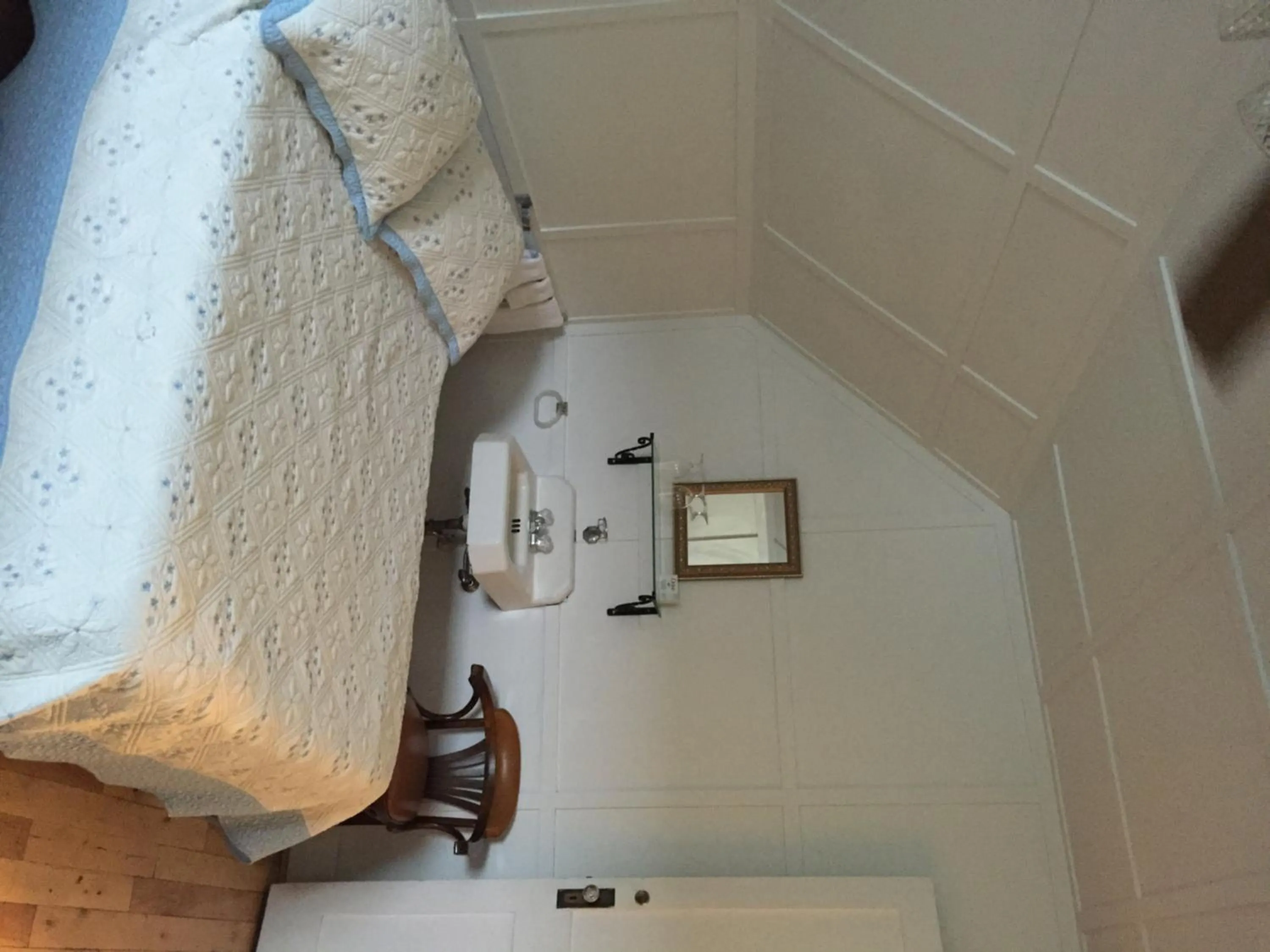 Bedroom, Bed in Le Petit Château Montebello B&B