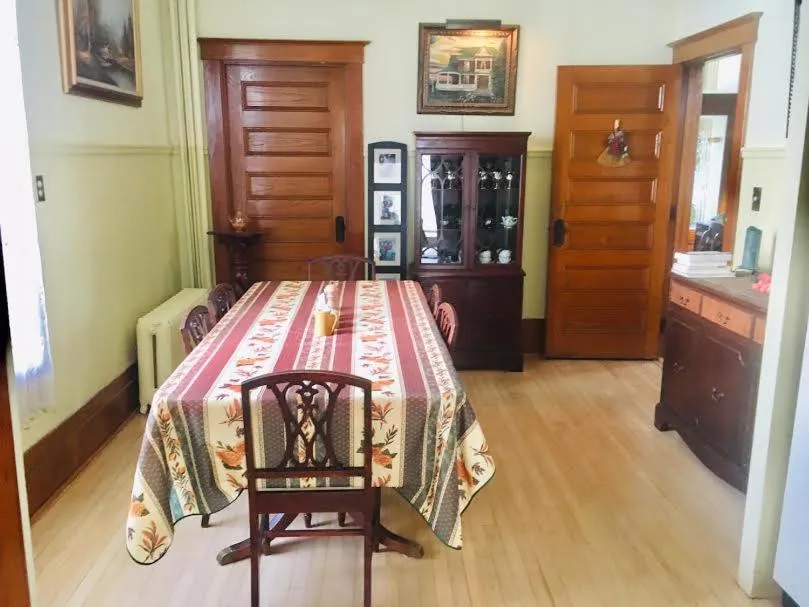 Breakfast, Bed in Le Petit Château Montebello B&B