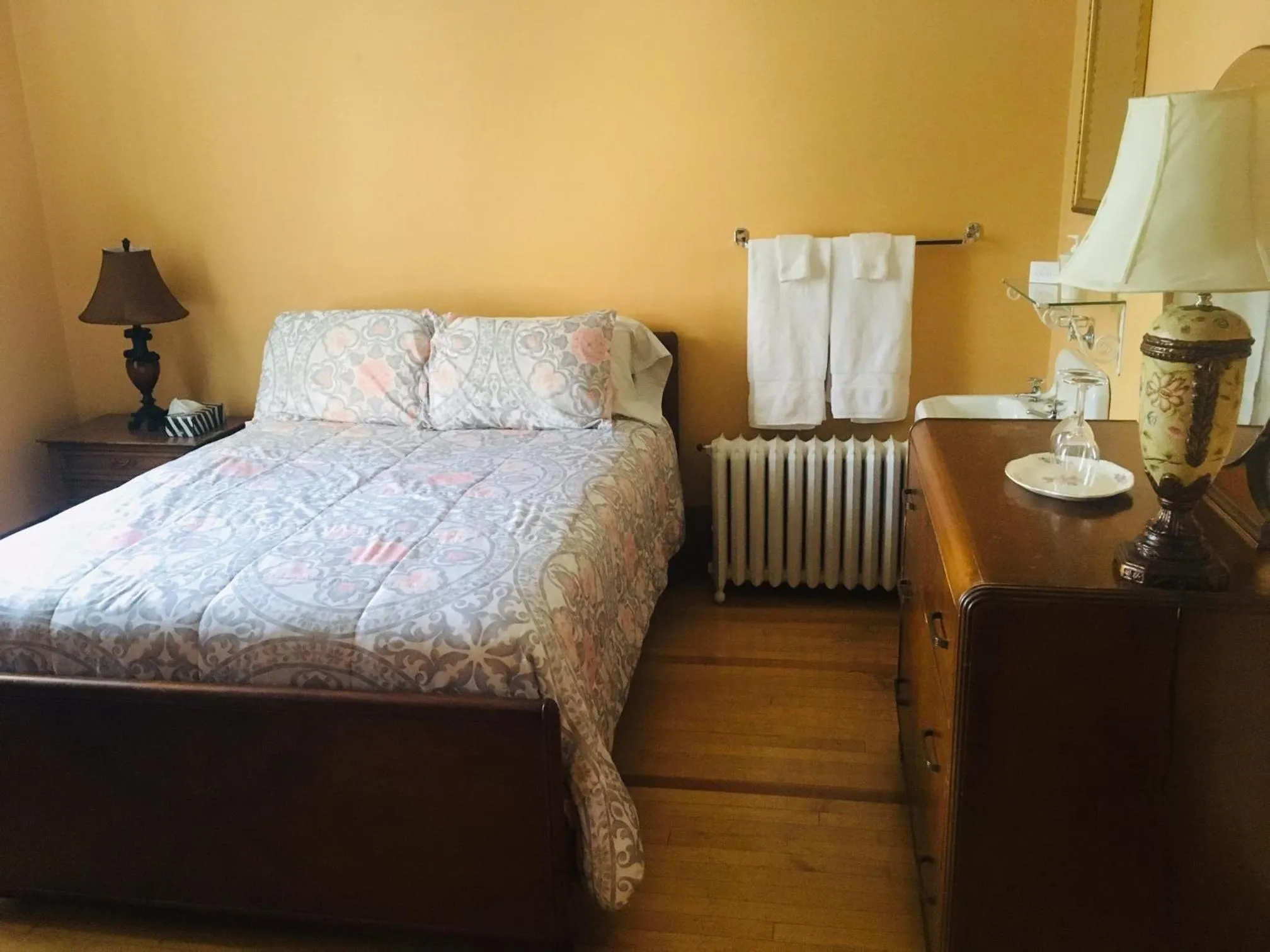 Bed in Le Petit Château Montebello B&B