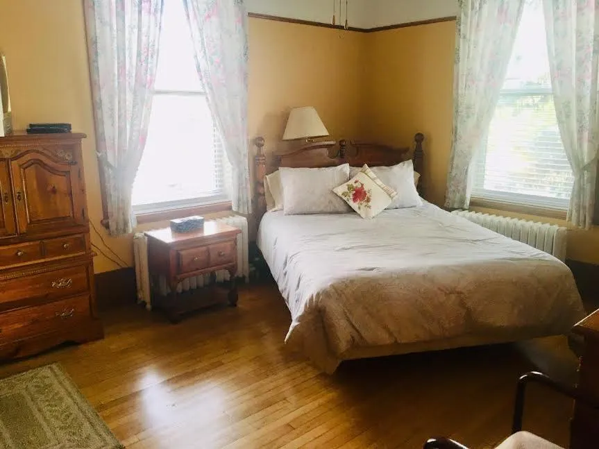 Bed in Le Petit Château Montebello B&B