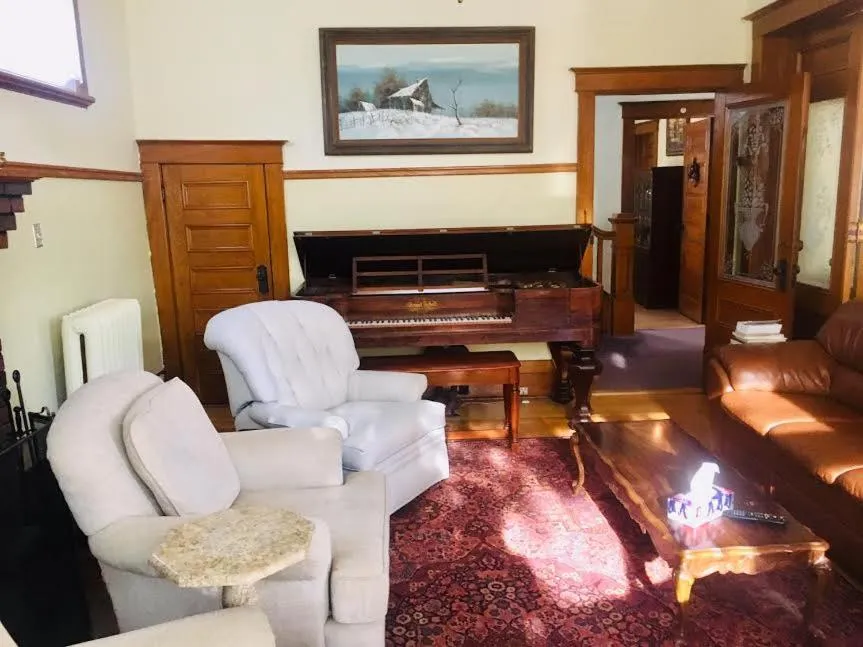 Le Petit Château Montebello B&B