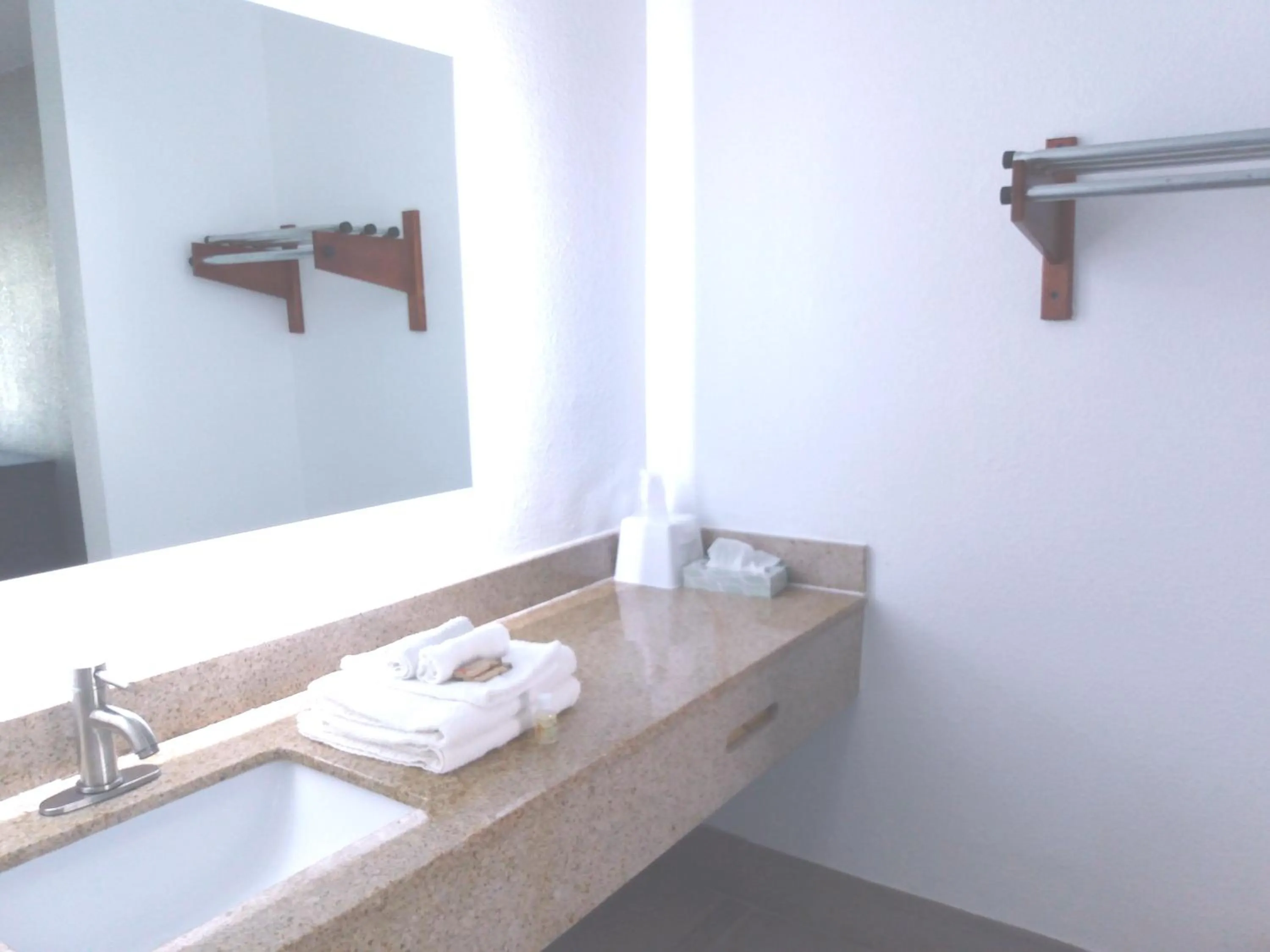 Bathroom in Gateway Inn Savannah