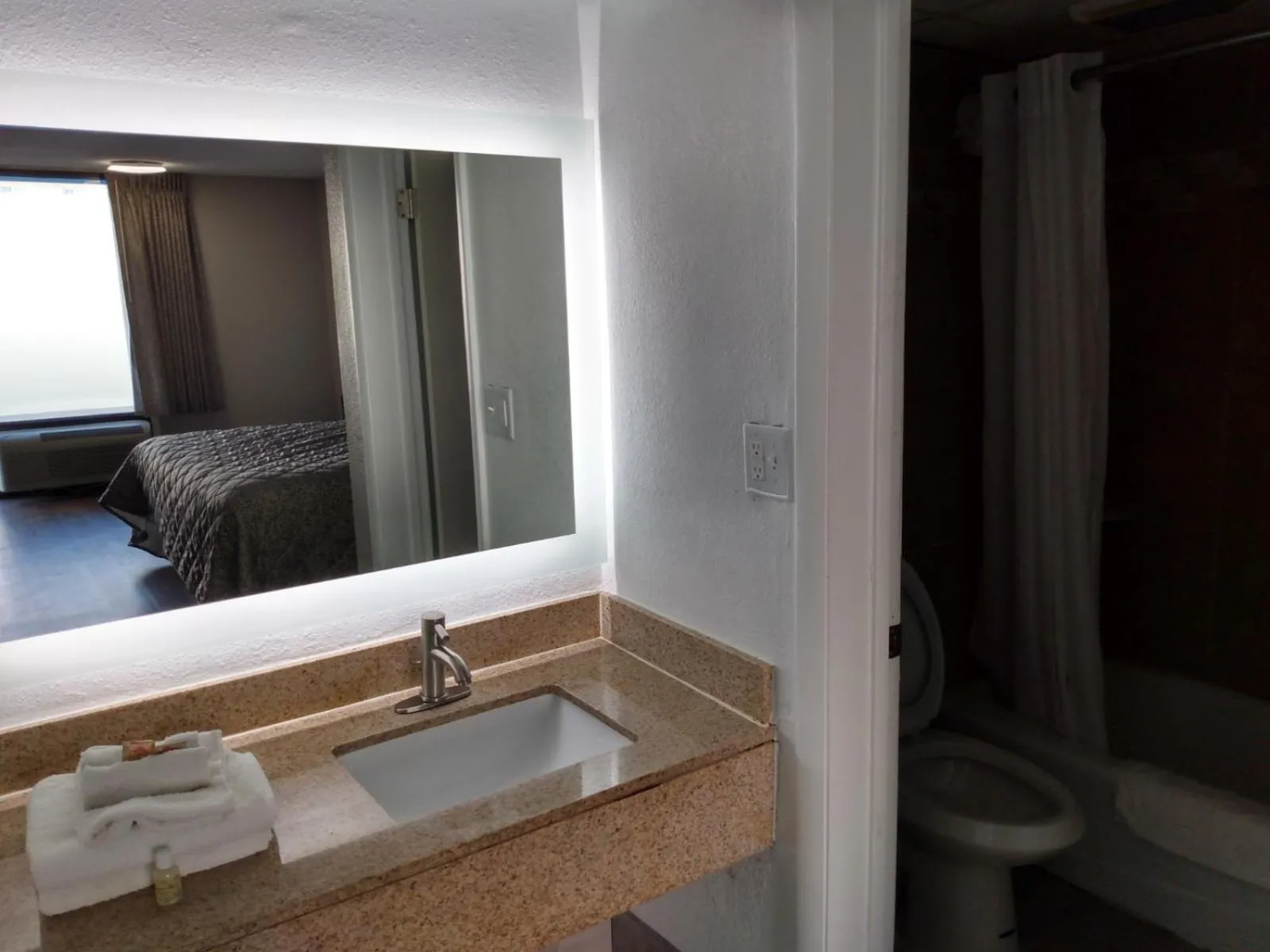 Bathroom, Bed in Gateway Inn Savannah