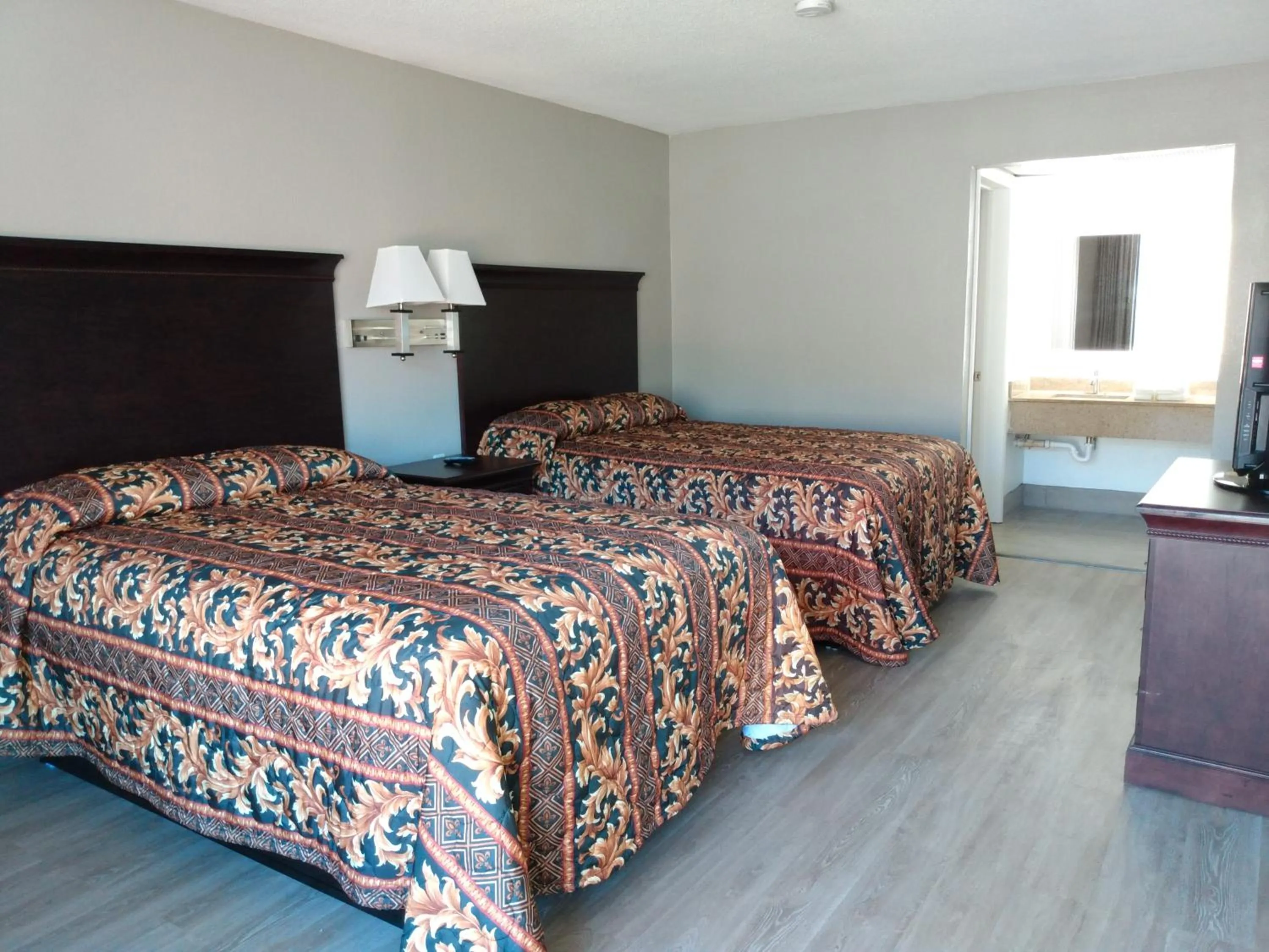 Photo of the whole room, Bed in Gateway Inn Savannah