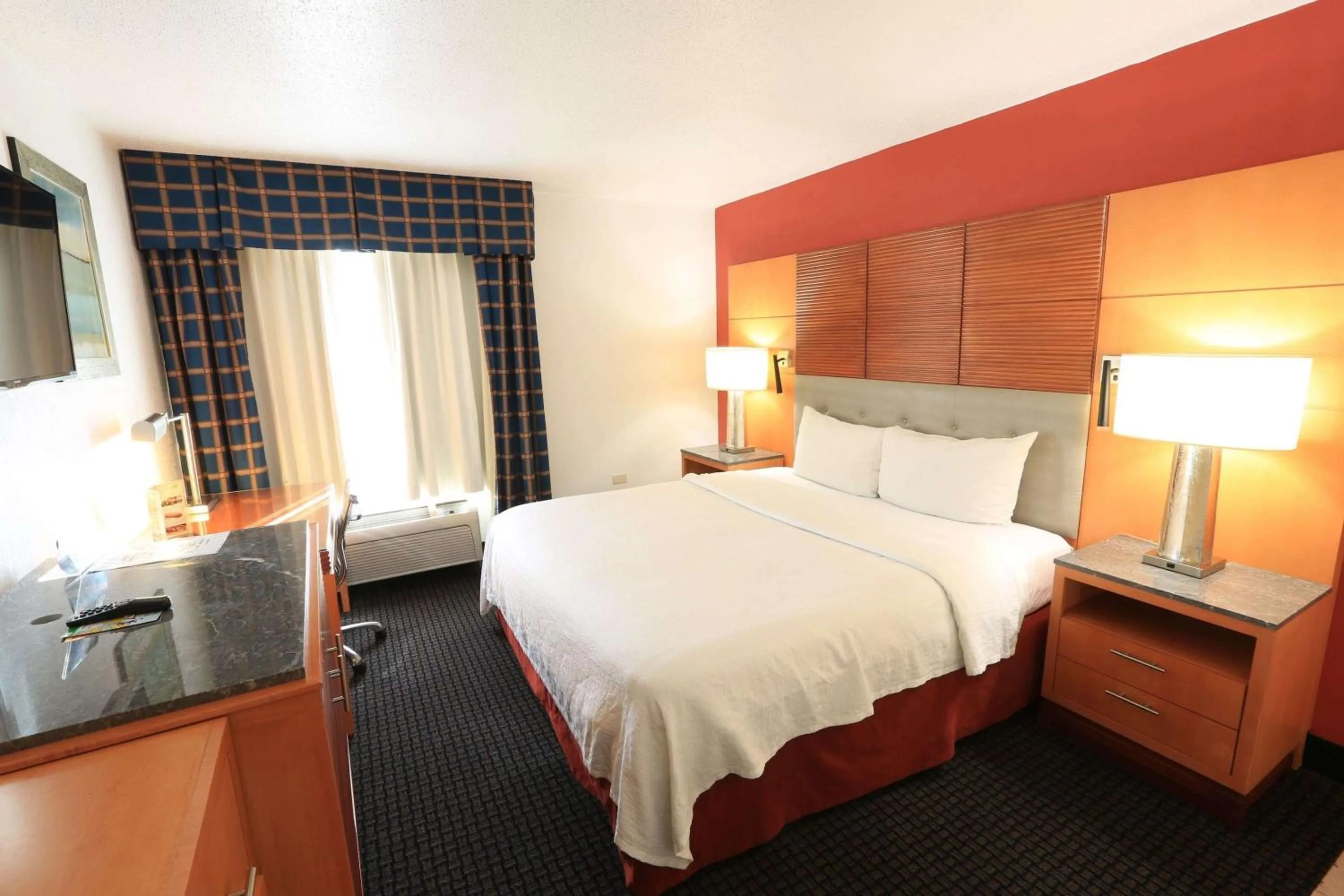 Photo of the whole room, Bed in Days Inn by Wyndham Calumet Park