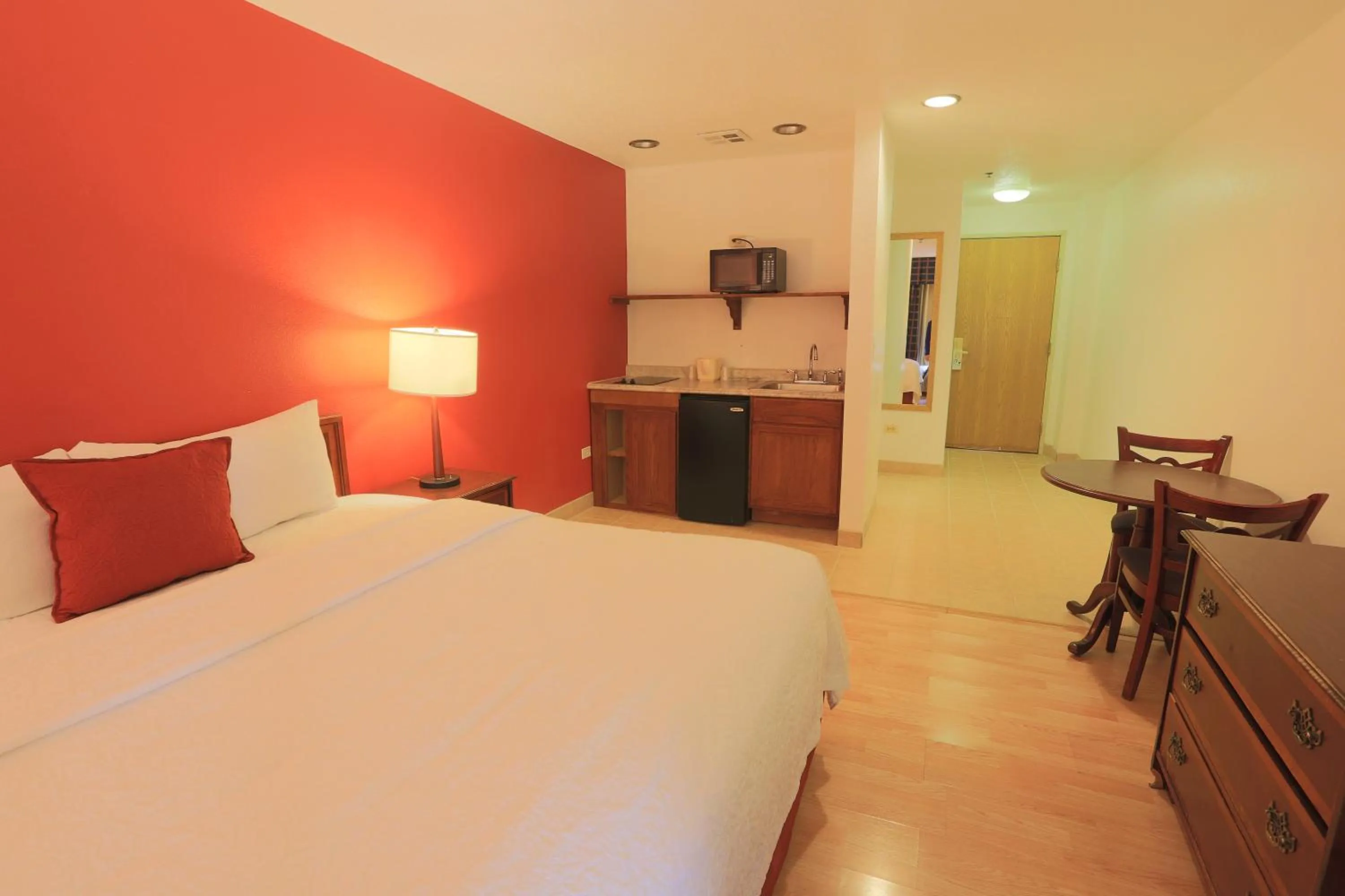 Photo of the whole room, Bed in Days Inn by Wyndham Calumet Park