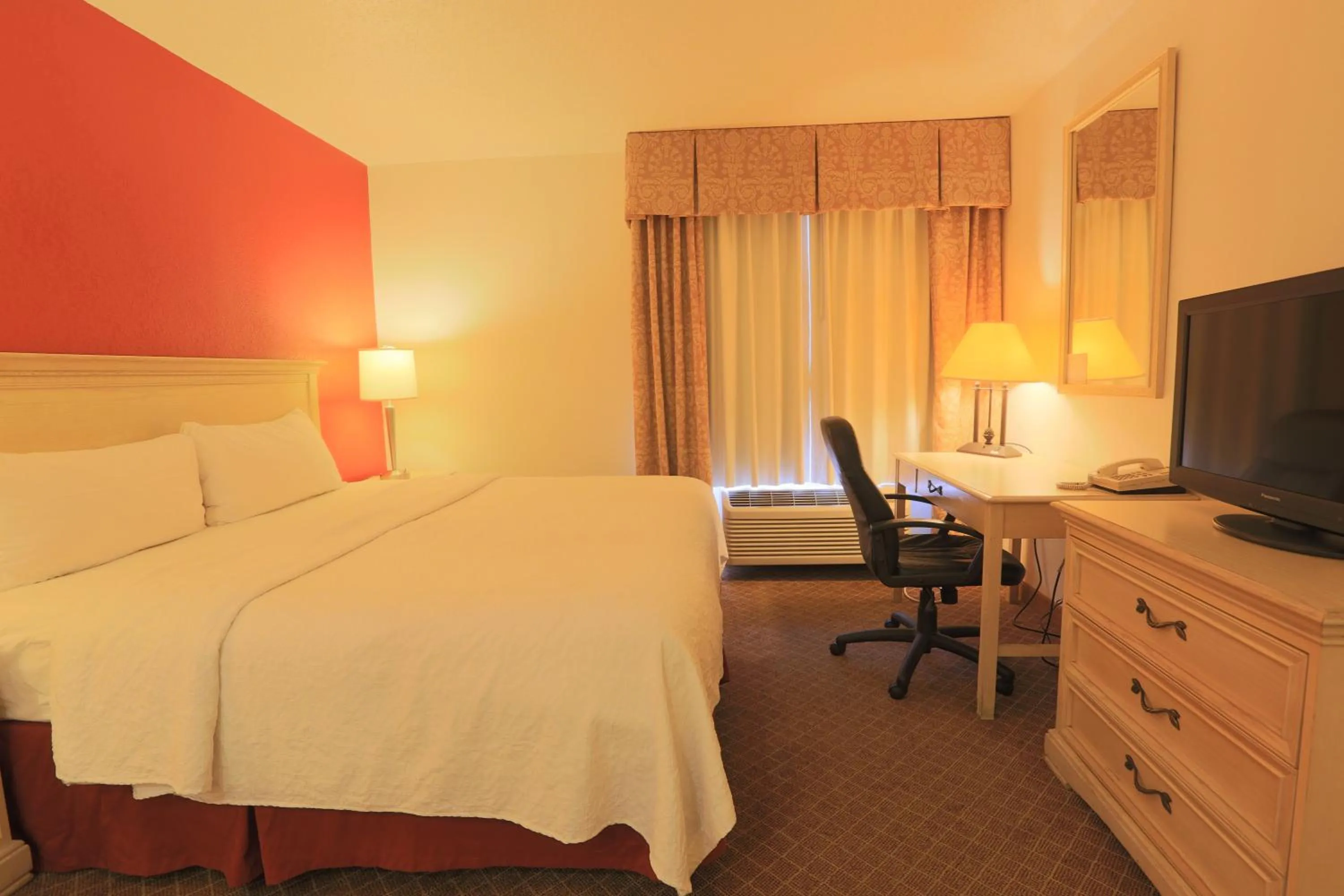 Photo of the whole room, Bed in Days Inn by Wyndham Calumet Park