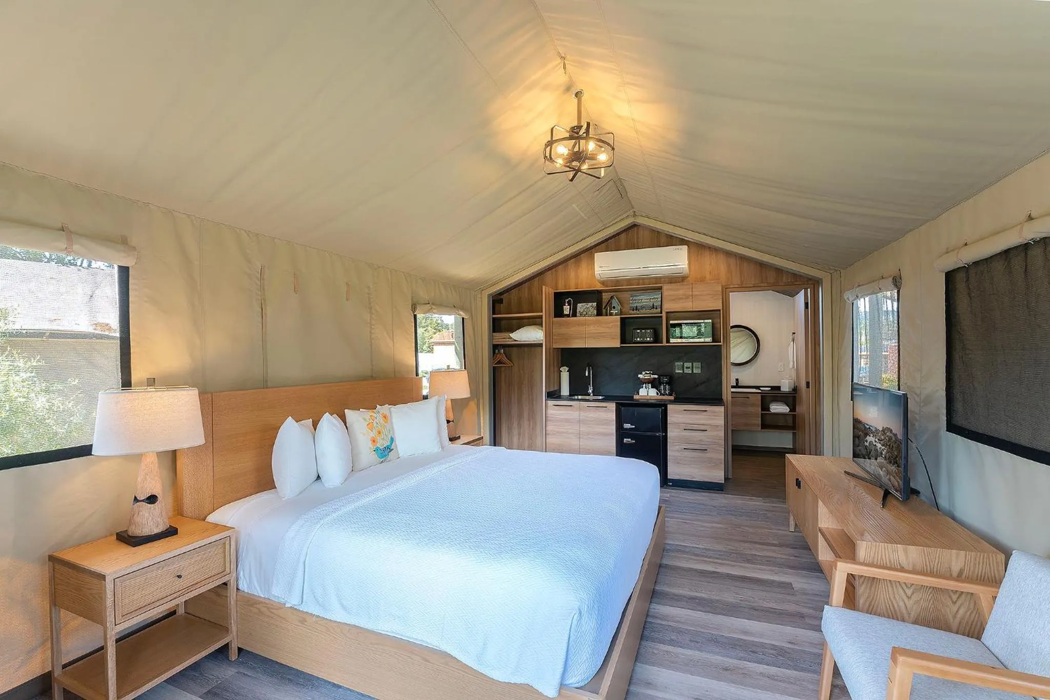 Bed in Carmel River Inn & Cottages