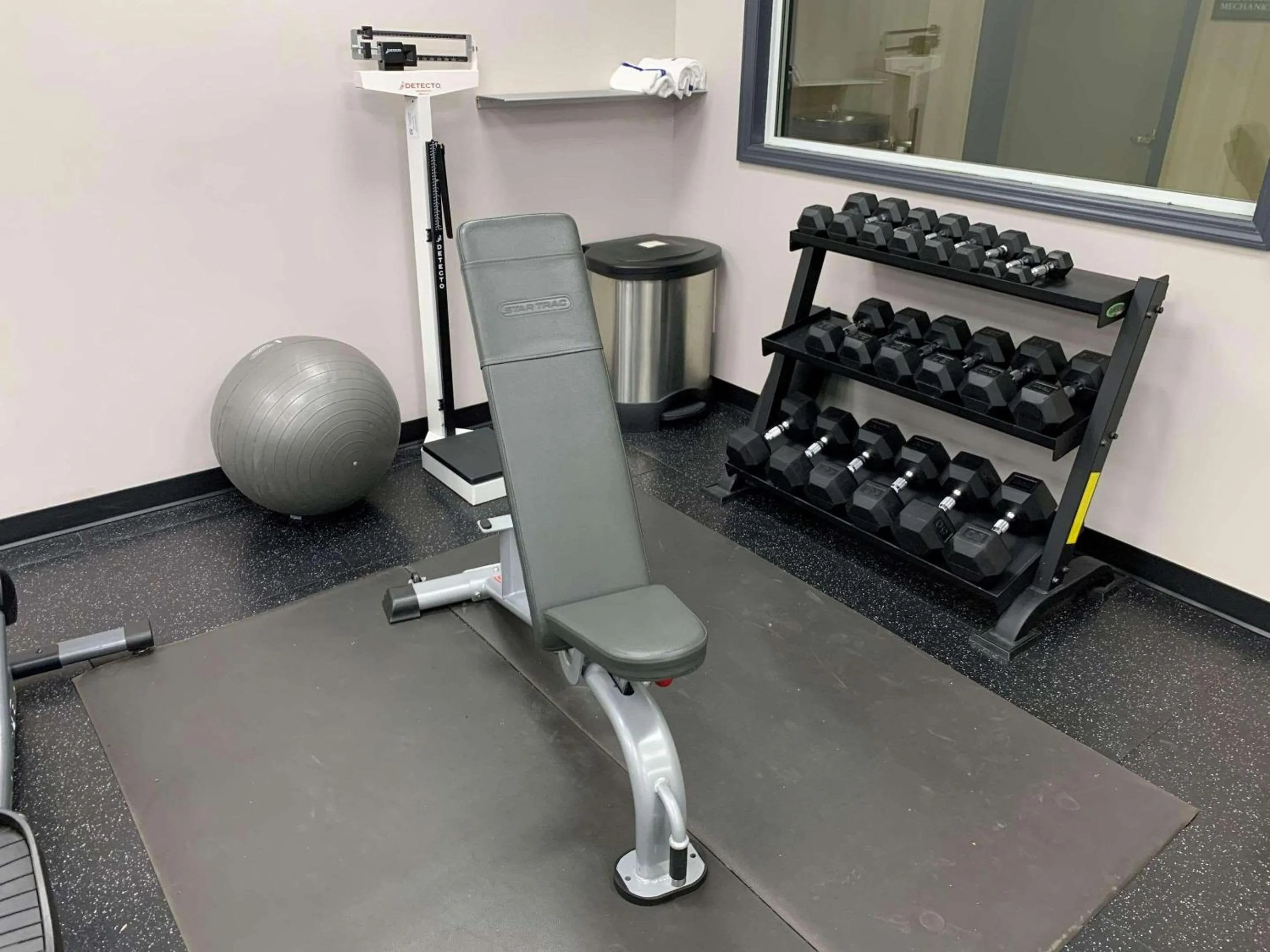 Fitness centre/facilities in Country Inn & Suites by Radisson, Jacksonville West, FL
