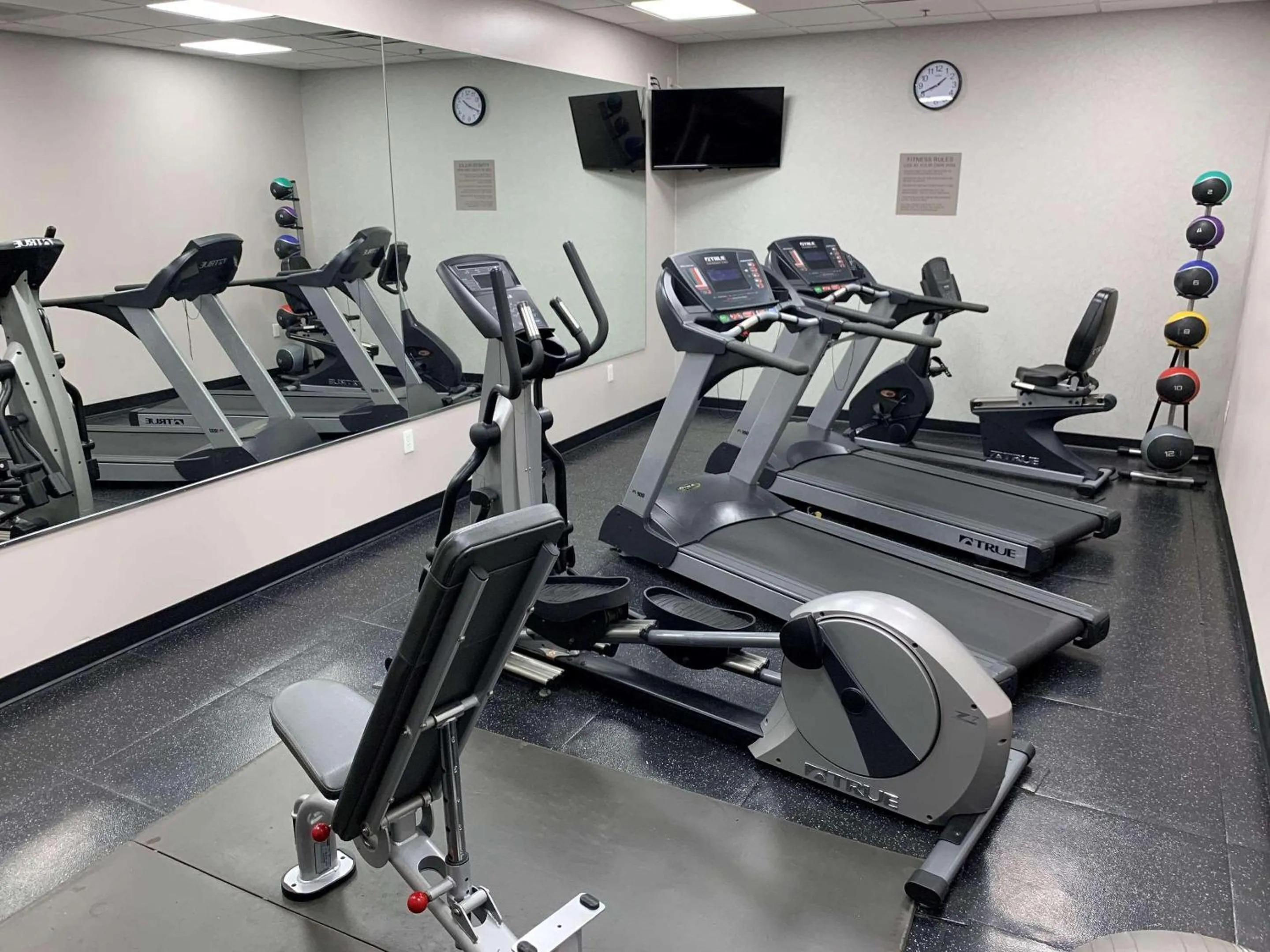 Fitness centre/facilities in Country Inn & Suites by Radisson, Jacksonville West, FL