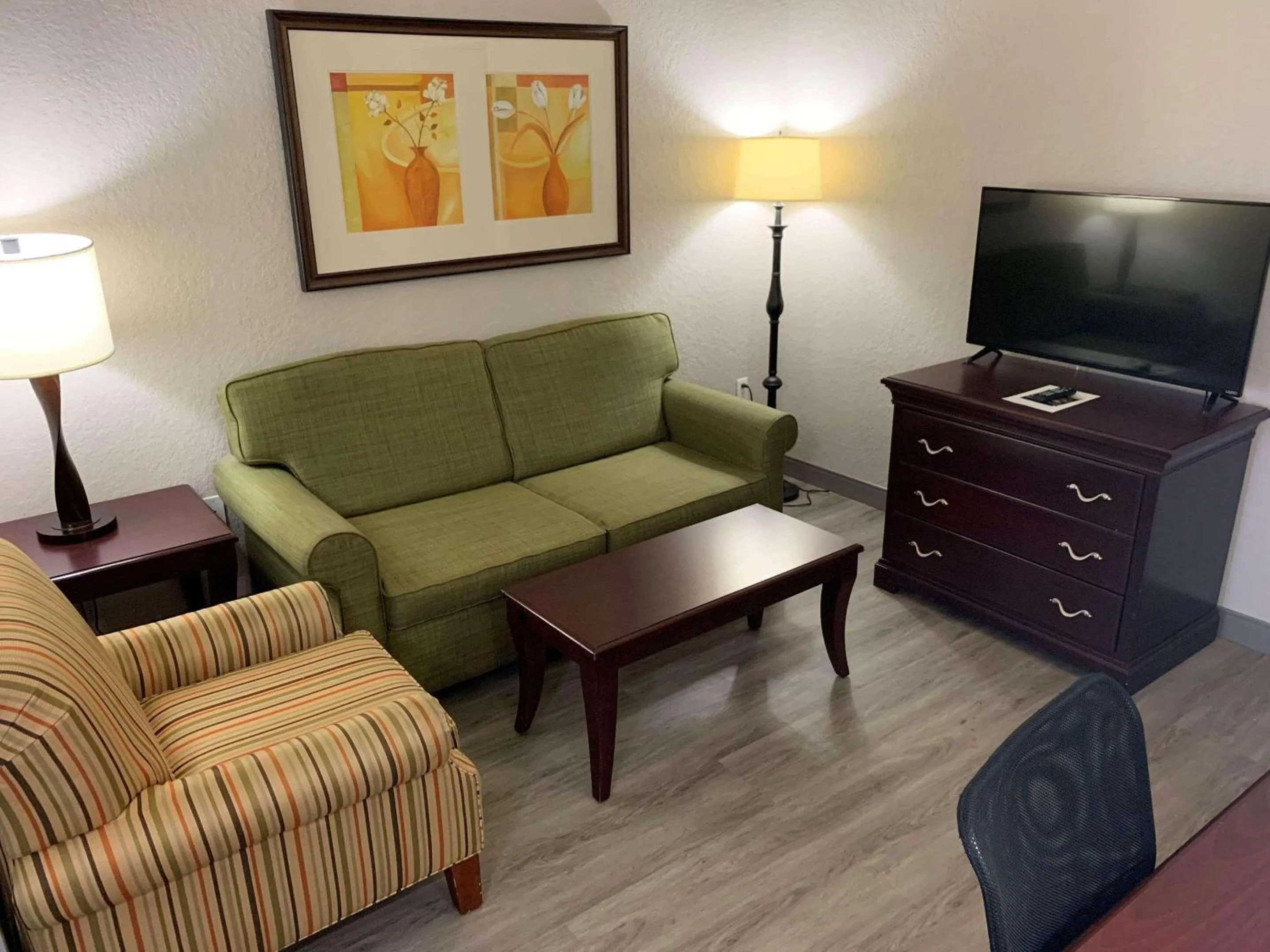Bedroom in Country Inn & Suites by Radisson, Jacksonville West, FL