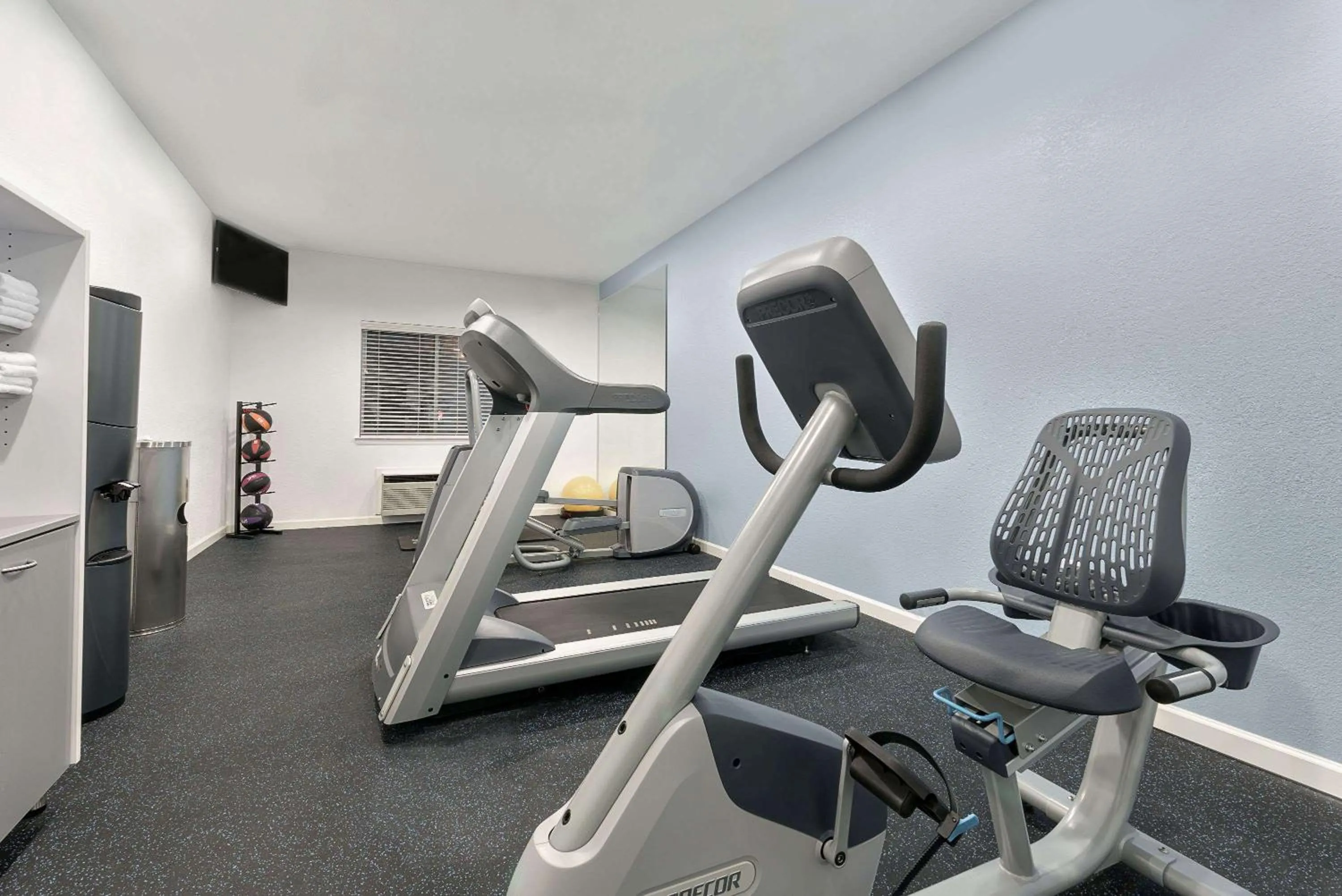 Fitness centre/facilities in Days Inn & Suites by Wyndham Dallas