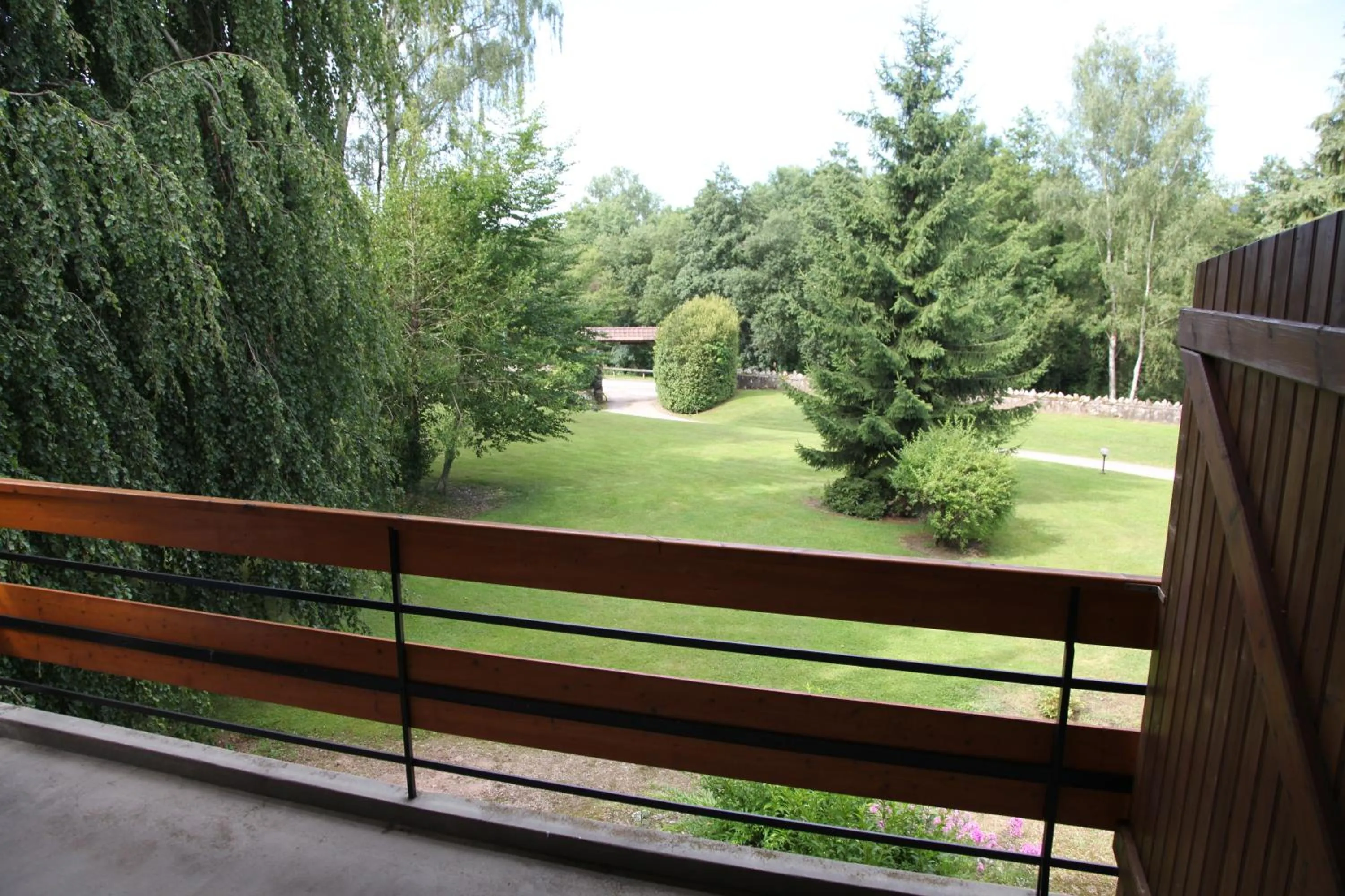 Garden view in Chambres d'hôtes Domaine des Iris