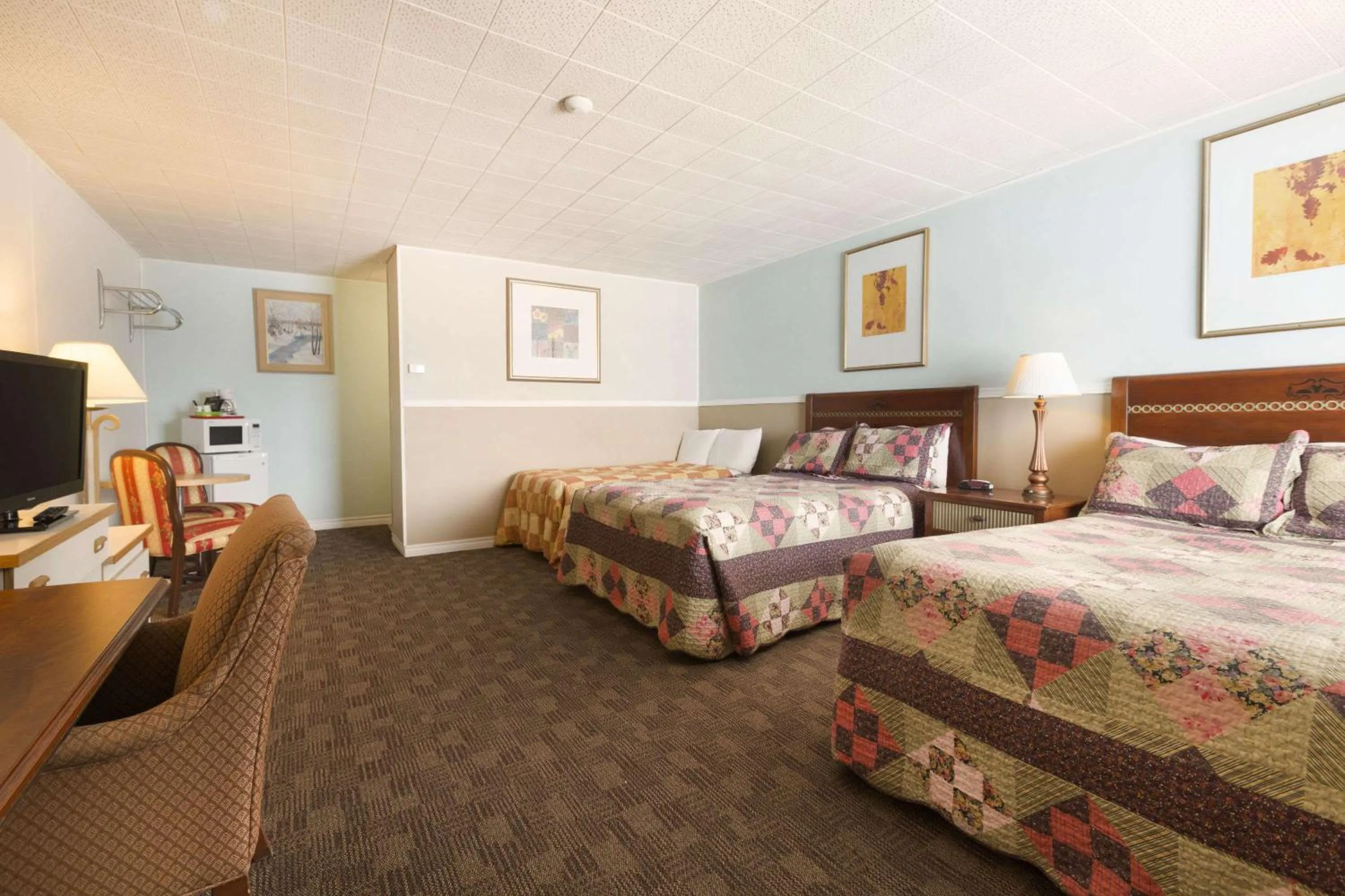 Photo of the whole room, Bed in Thriftlodge Cochrane