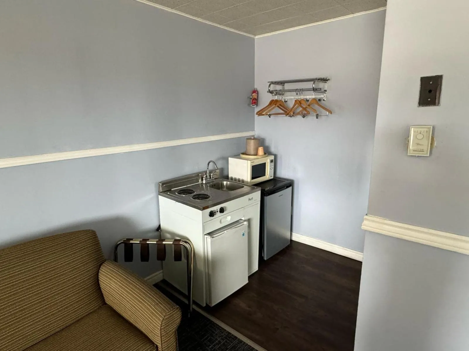 Kitchen or kitchenette in Thriftlodge Cochrane