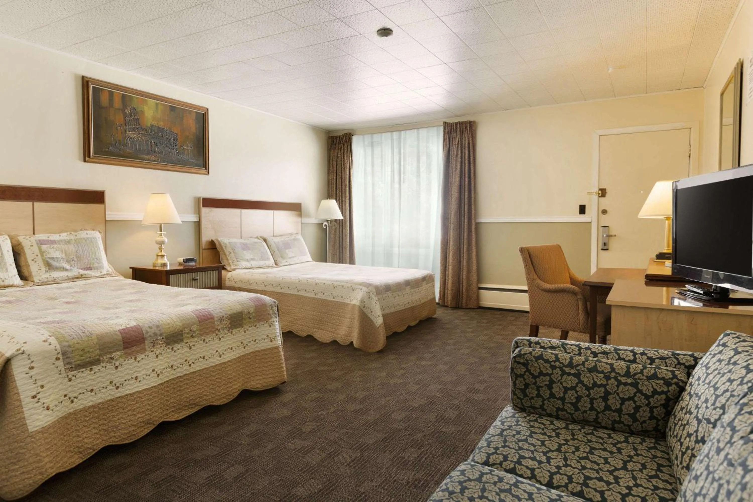 Photo of the whole room, Bed in Thriftlodge Cochrane