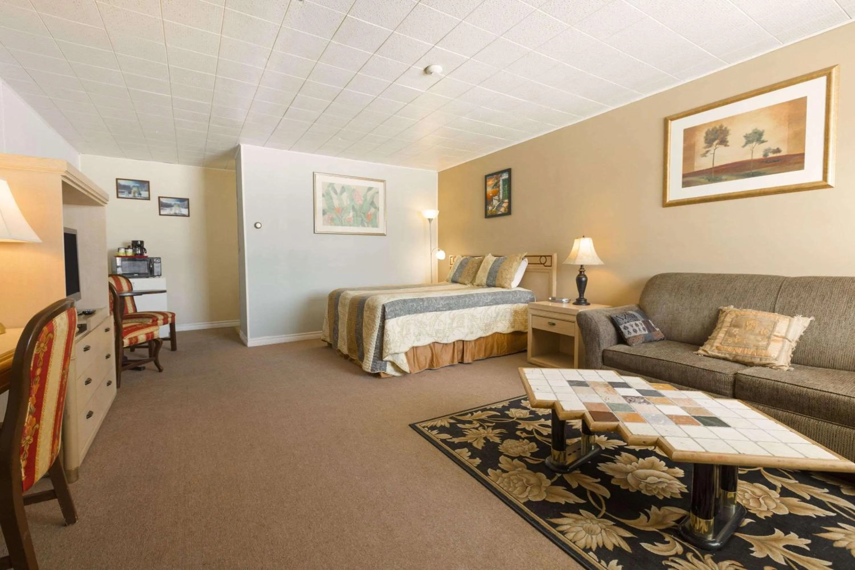 Photo of the whole room, Bed in Thriftlodge Cochrane