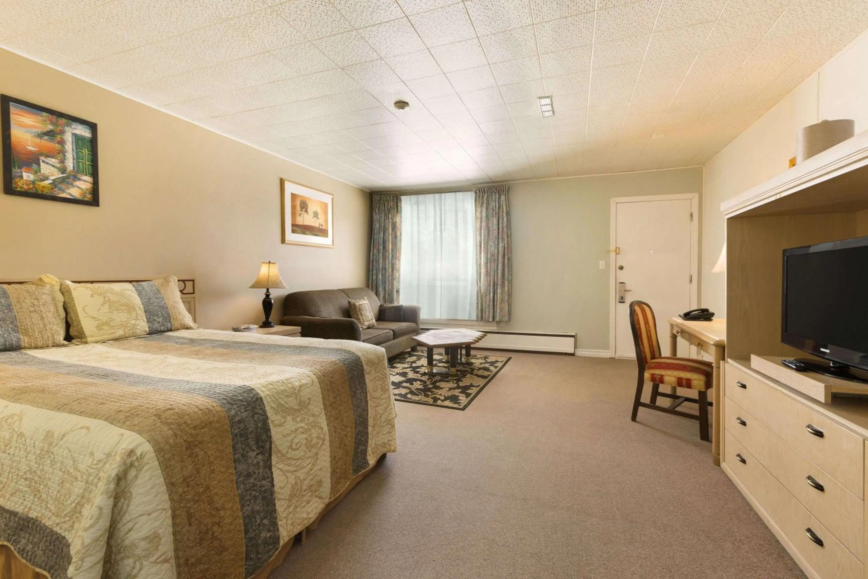 Photo of the whole room, Bed in Thriftlodge Cochrane