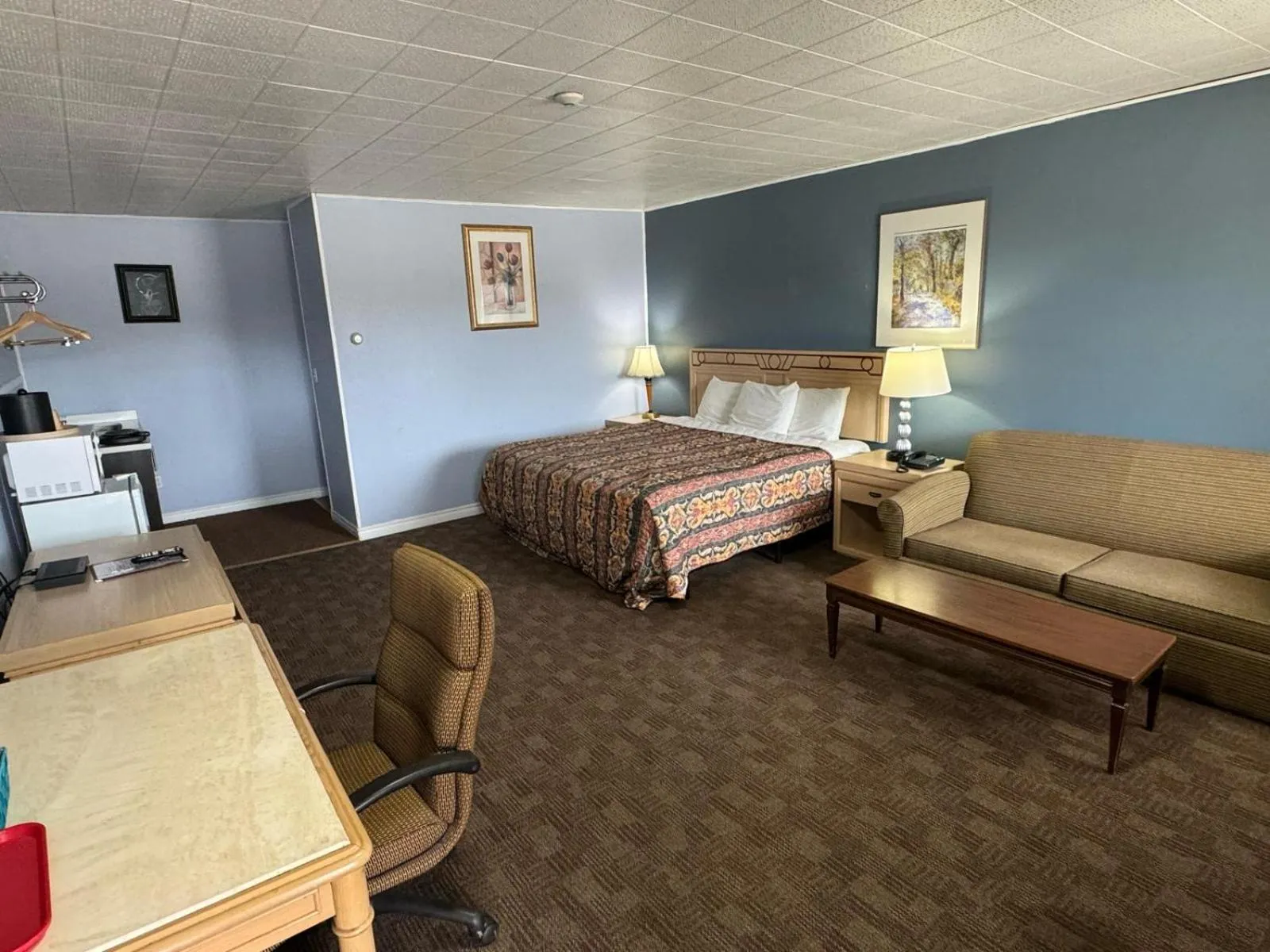 Photo of the whole room, Bed in Thriftlodge Cochrane