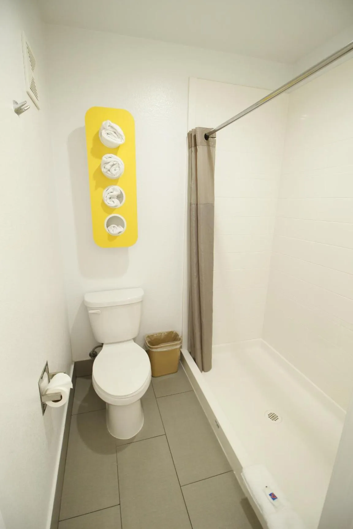 Bathroom in Motel 6 - Moreno Valley - Riverside March Air Base