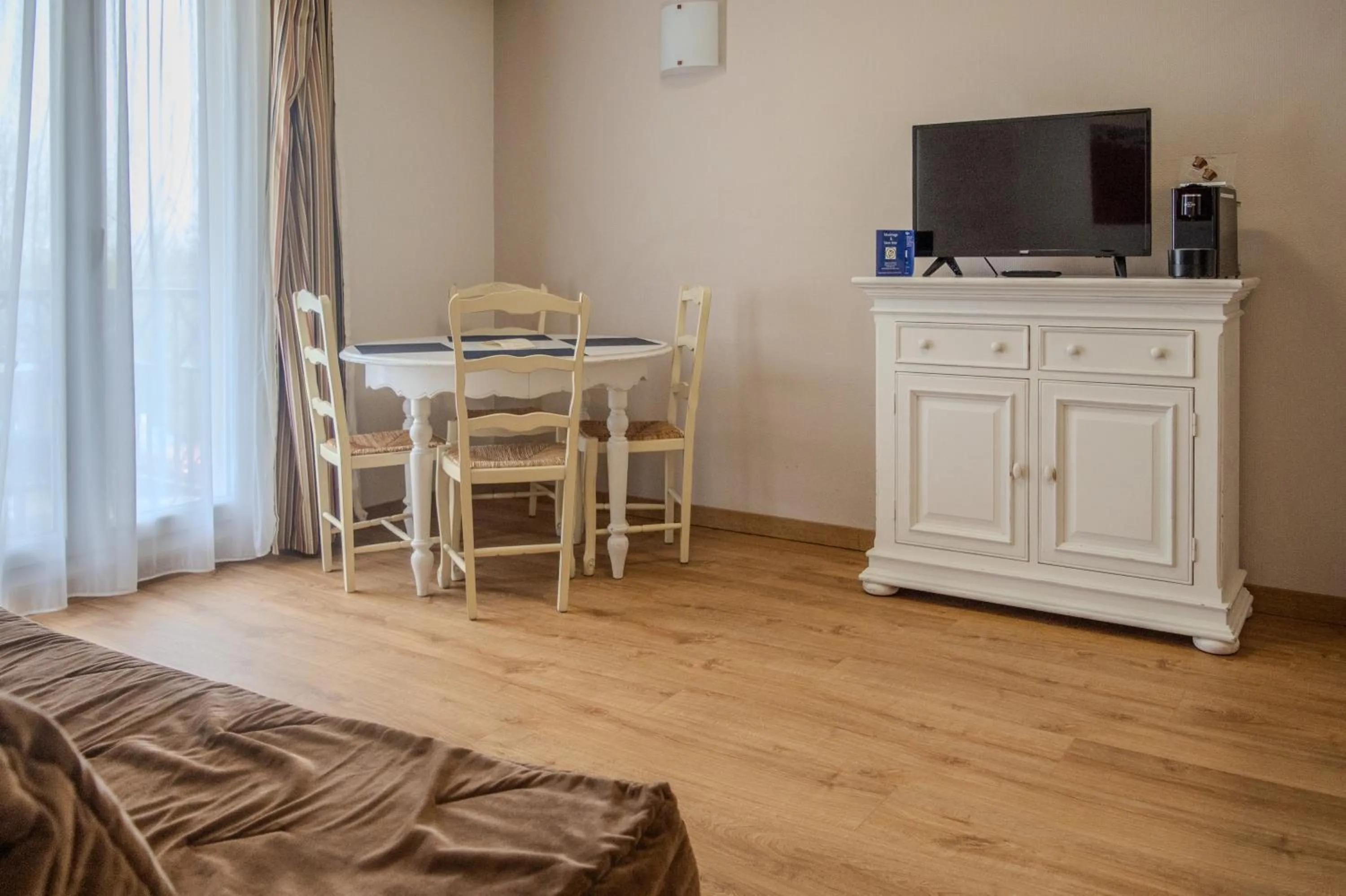 TV and multimedia in Tulip Inn Honfleur Residence & Spa