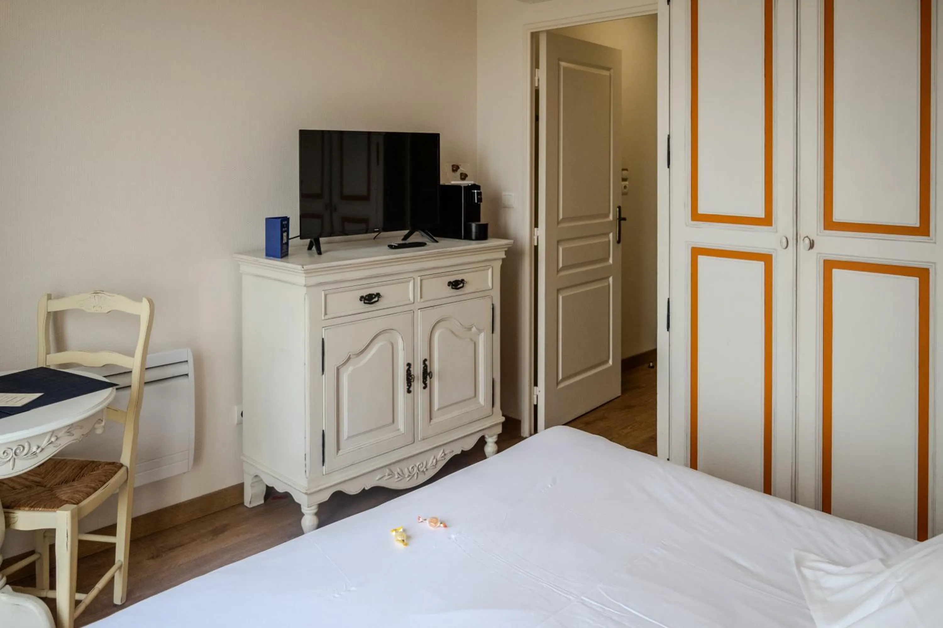 Photo of the whole room, Bed in Tulip Inn Honfleur Residence & Spa