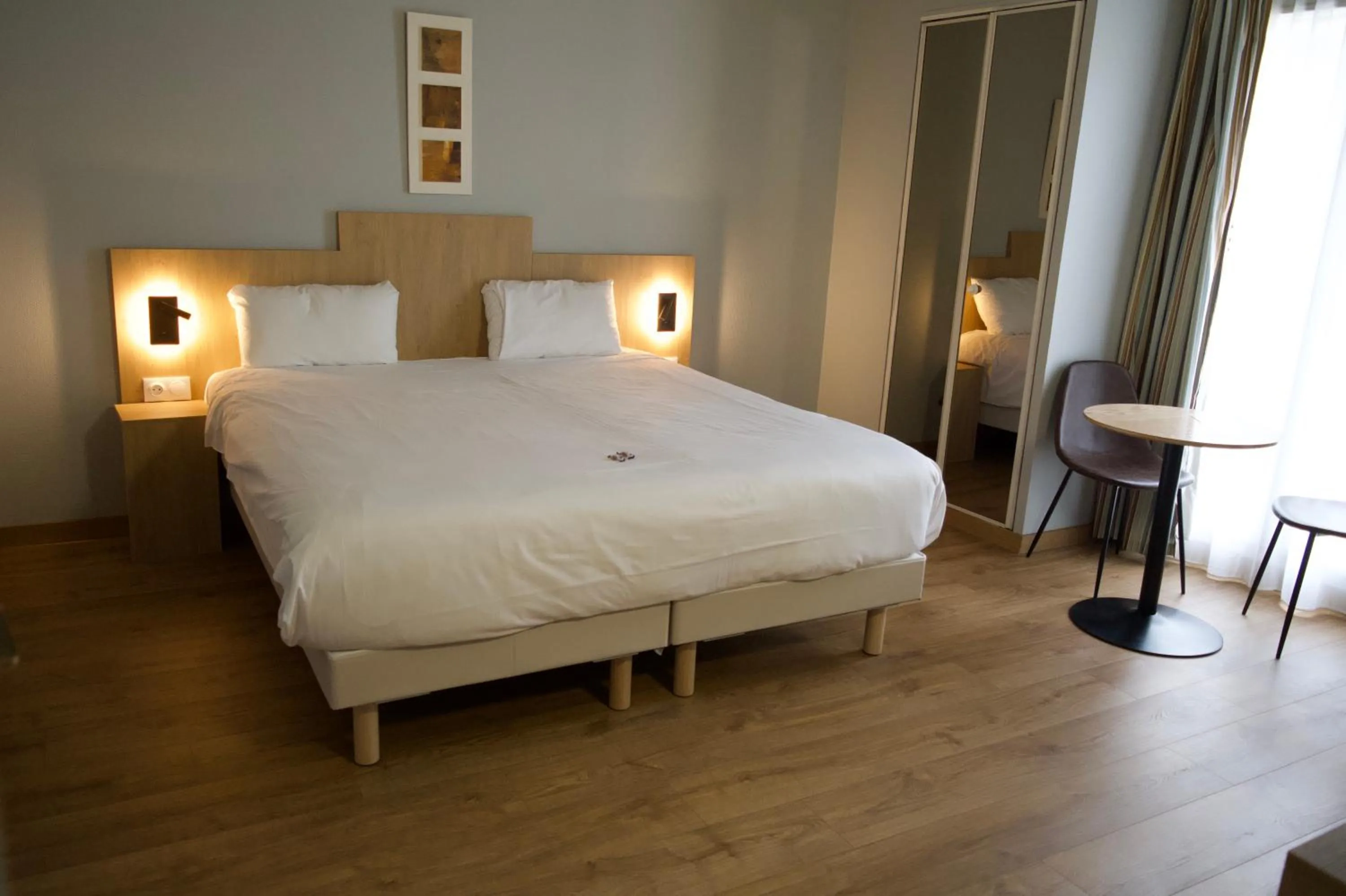 Bed in Tulip Inn Honfleur Residence & Spa