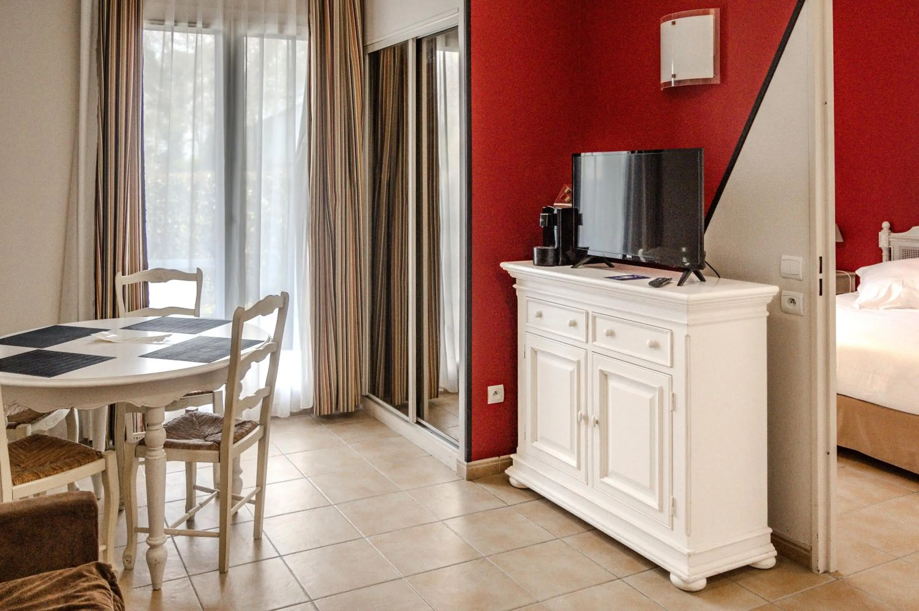 Living room, Bed in Tulip Inn Honfleur Residence & Spa