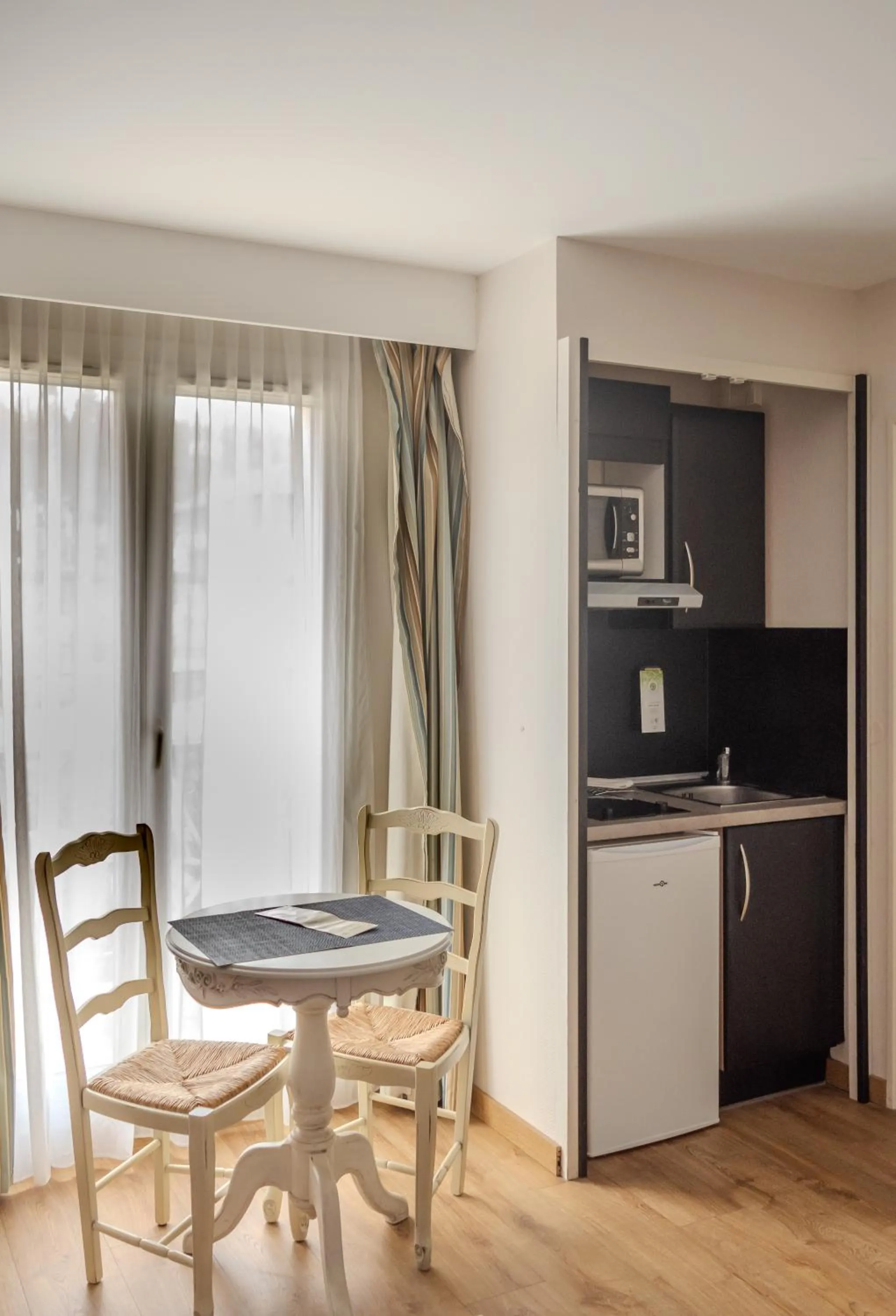 Kitchen or kitchenette in Tulip Inn Honfleur Residence & Spa