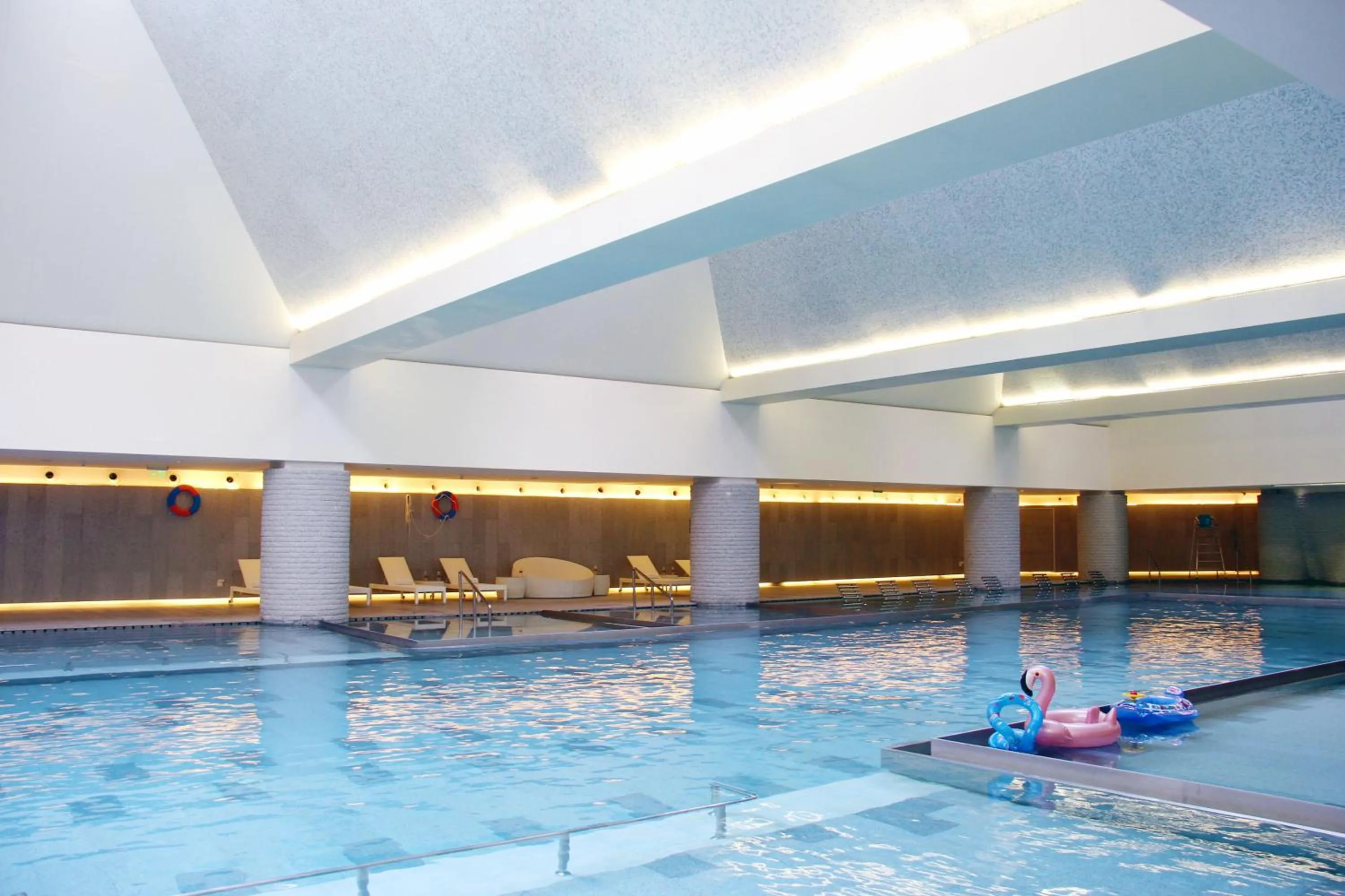 Swimming pool in HUALUXE Shanghai Twelve At Hengshan