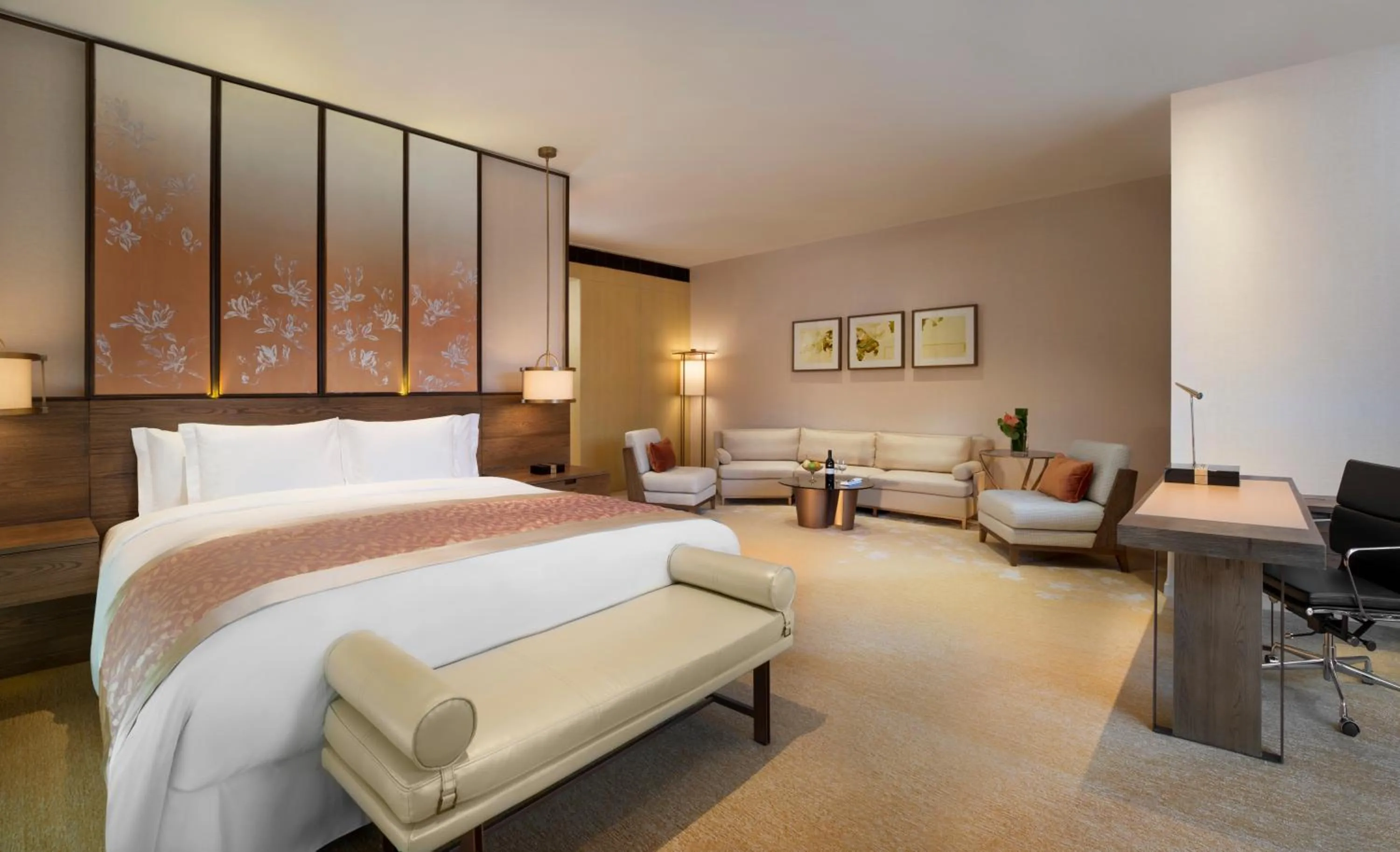 Photo of the whole room, Bed in HUALUXE Shanghai Twelve At Hengshan