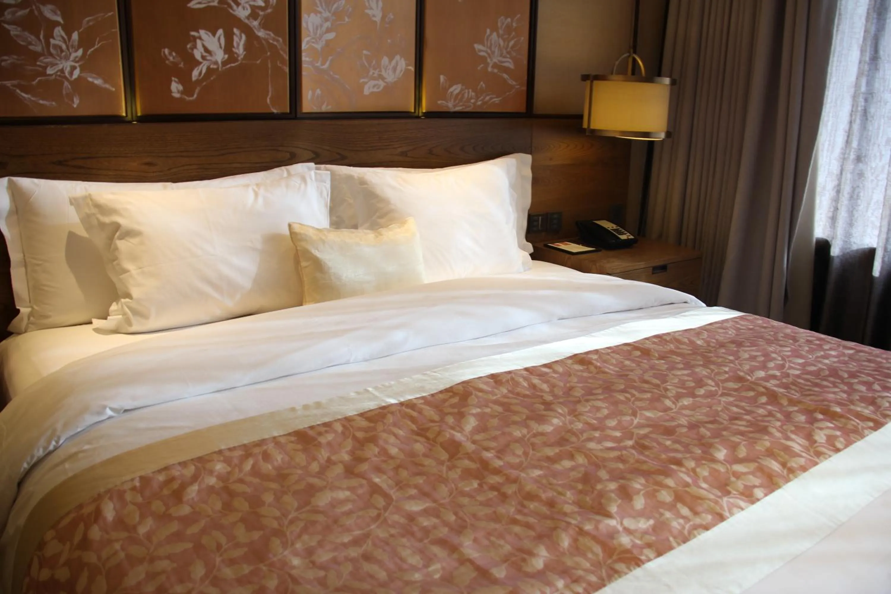 Bed in HUALUXE Shanghai Twelve At Hengshan