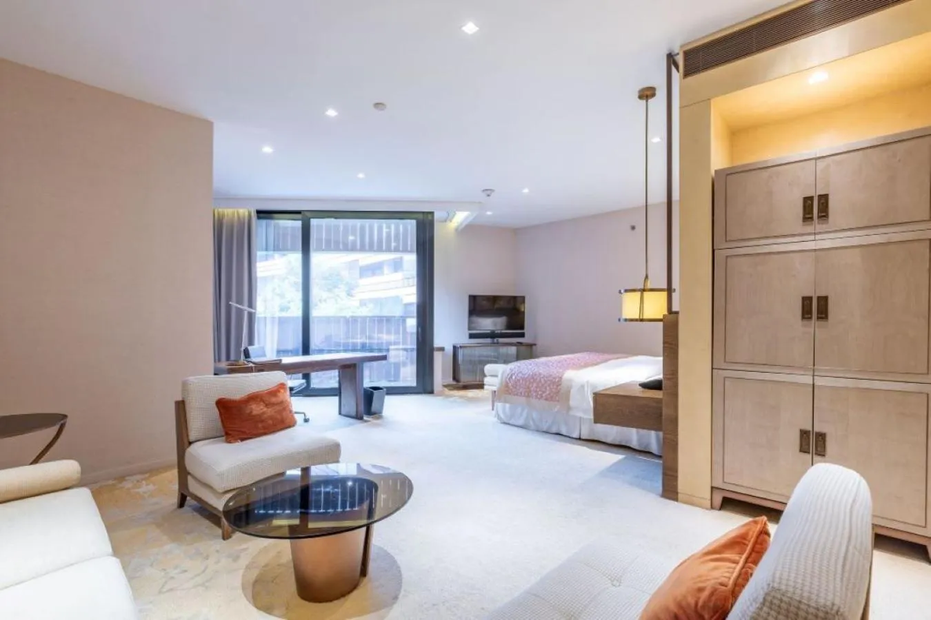 Property building, Bed in HUALUXE Shanghai Twelve At Hengshan