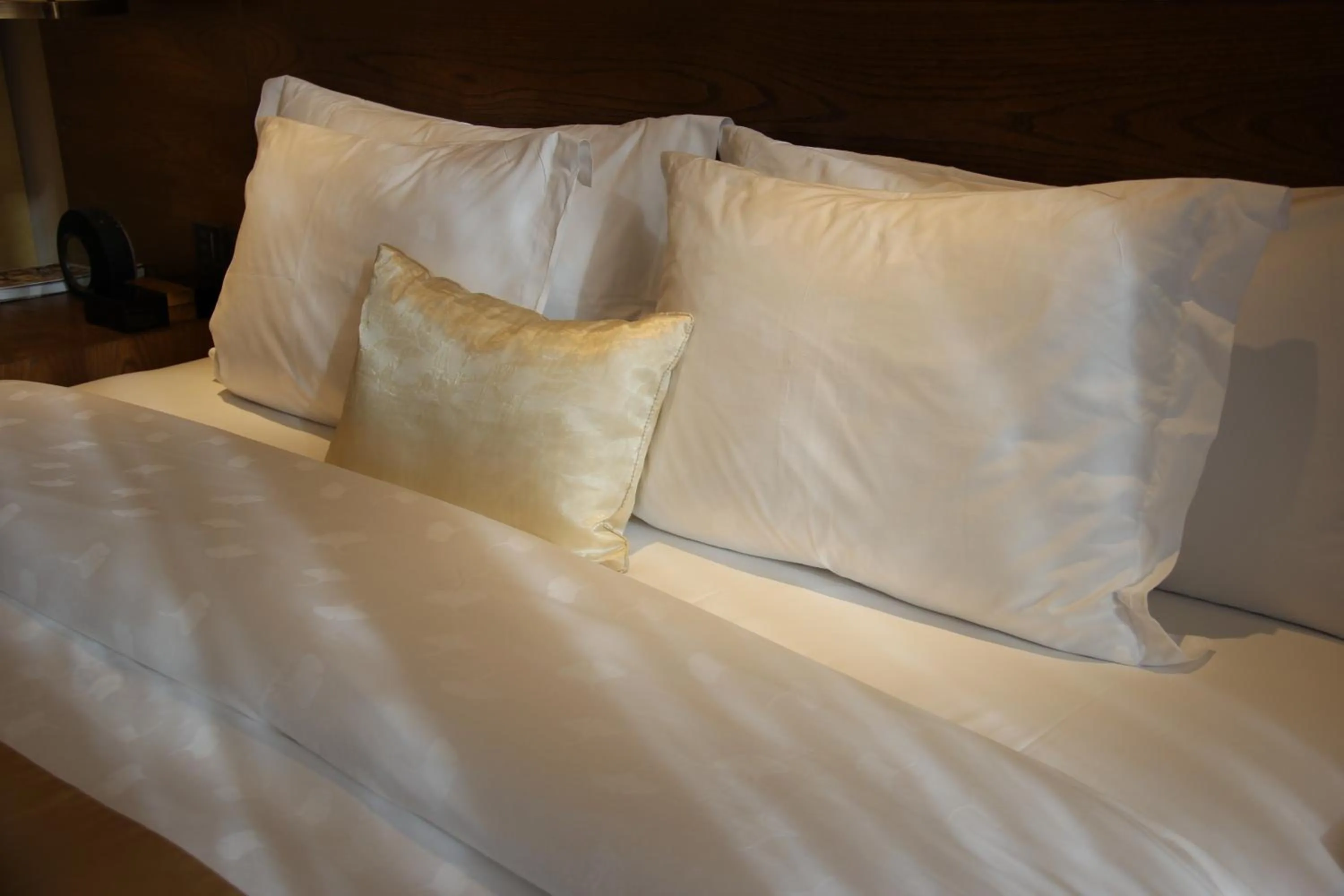 Bed in HUALUXE Shanghai Twelve At Hengshan