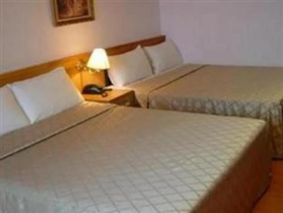 Photo of the whole room, Bed in Gau Shan Ching Hotel