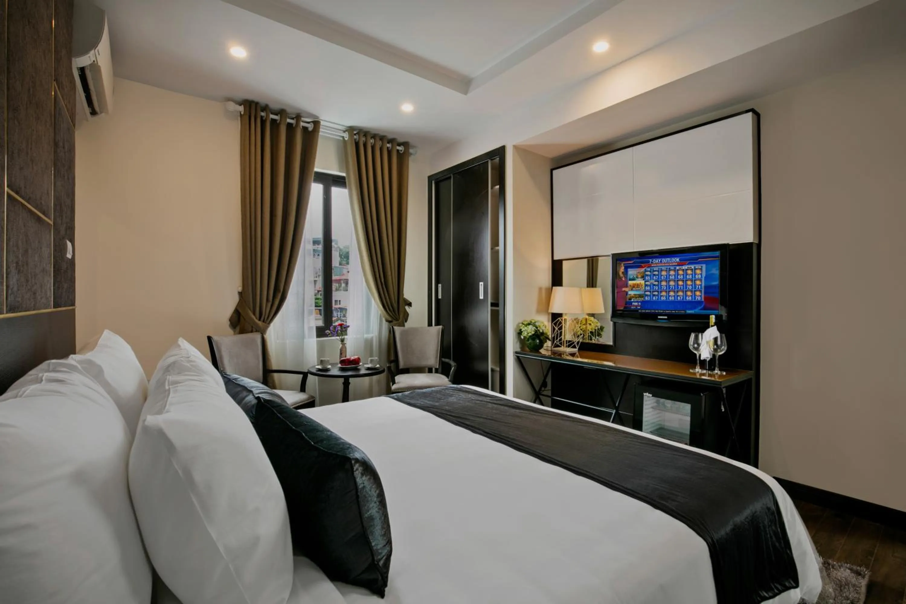 Property building, Bed in La Santé Hotel & Spa