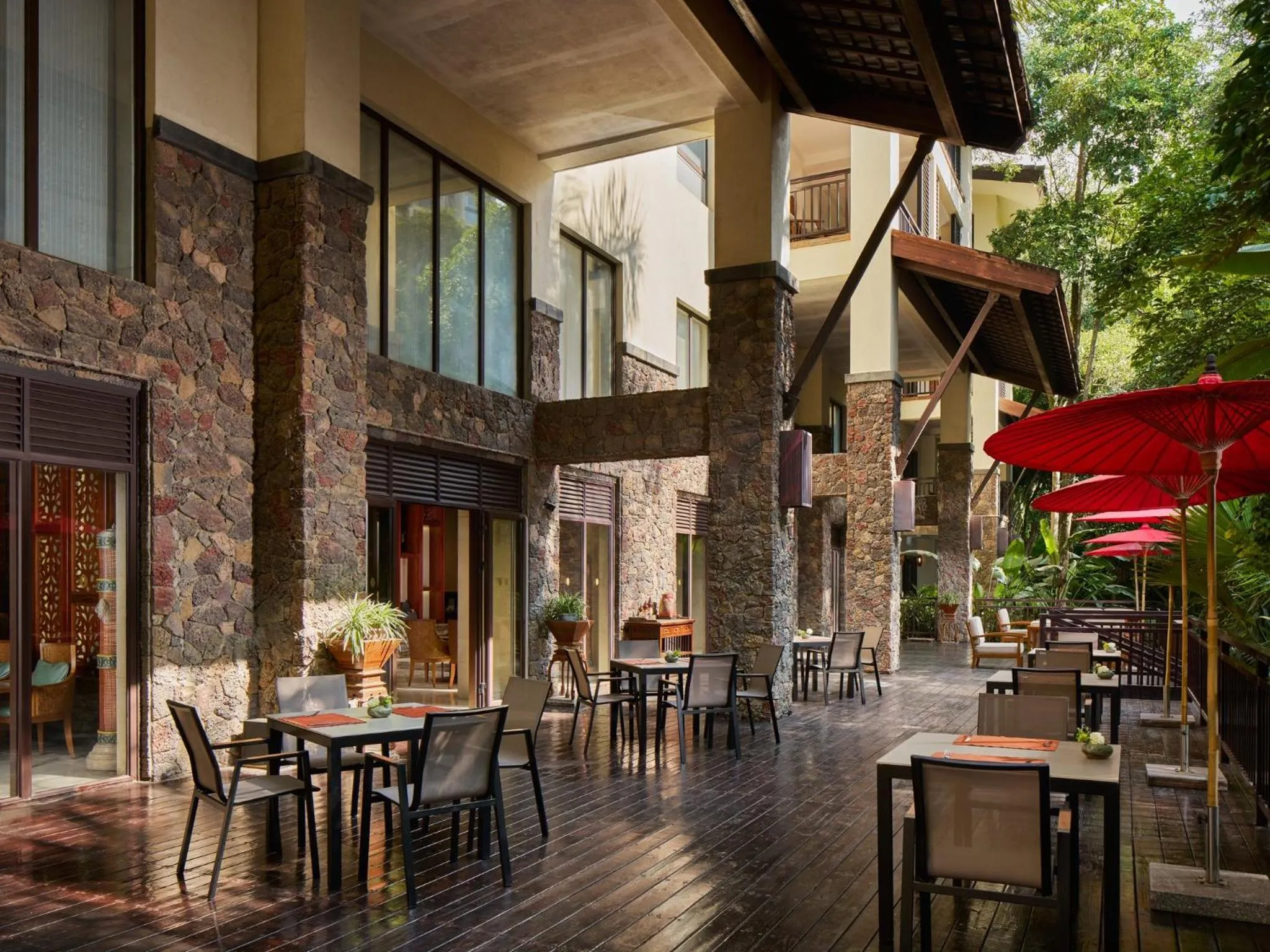 Lounge or bar in InterContinental Xishuangbanna Resort by IHG