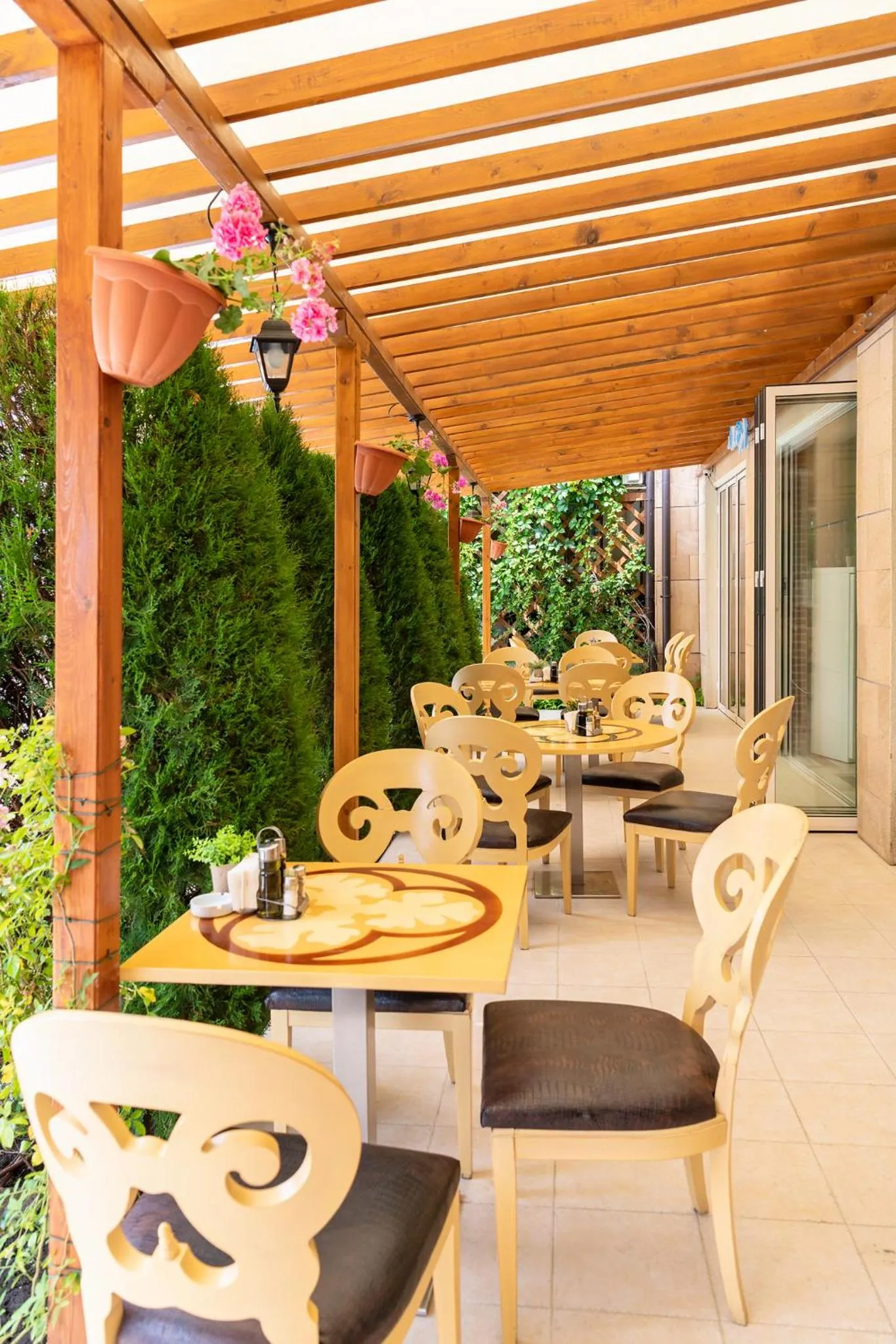 Restaurant/places to eat in Garden of Eden Complex